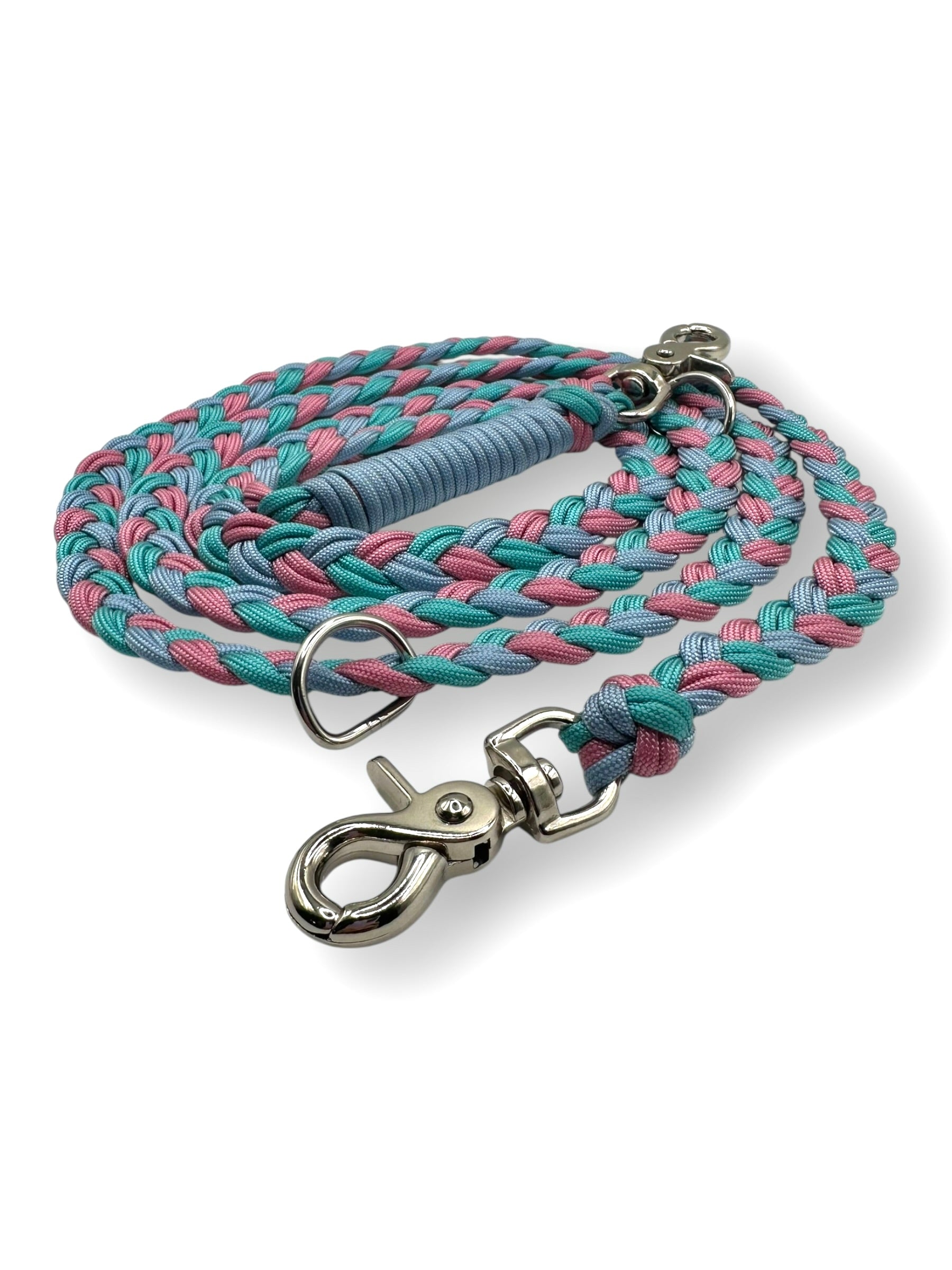 Hundeleine geflochten aus Paracord Typ 3 in den Farben turquoise, ice blau und Lavendel rosa mit silberne Beschlägen 