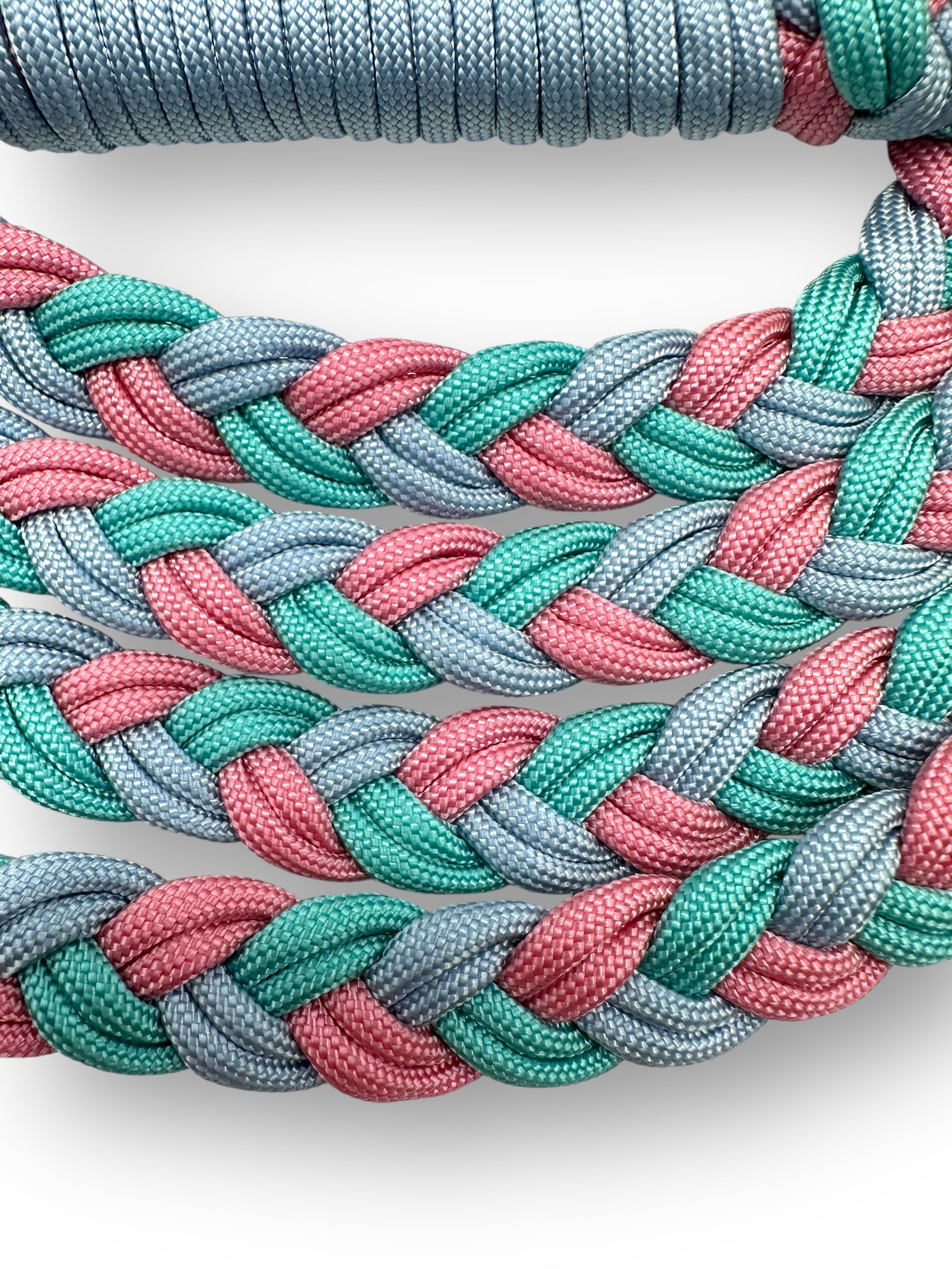 Hundeleine geflochten aus Paracord Typ 3 in den Farben turquoise, ice blau und Lavendel rosa mit silberne Beschlägen - Nahaufnahme seil