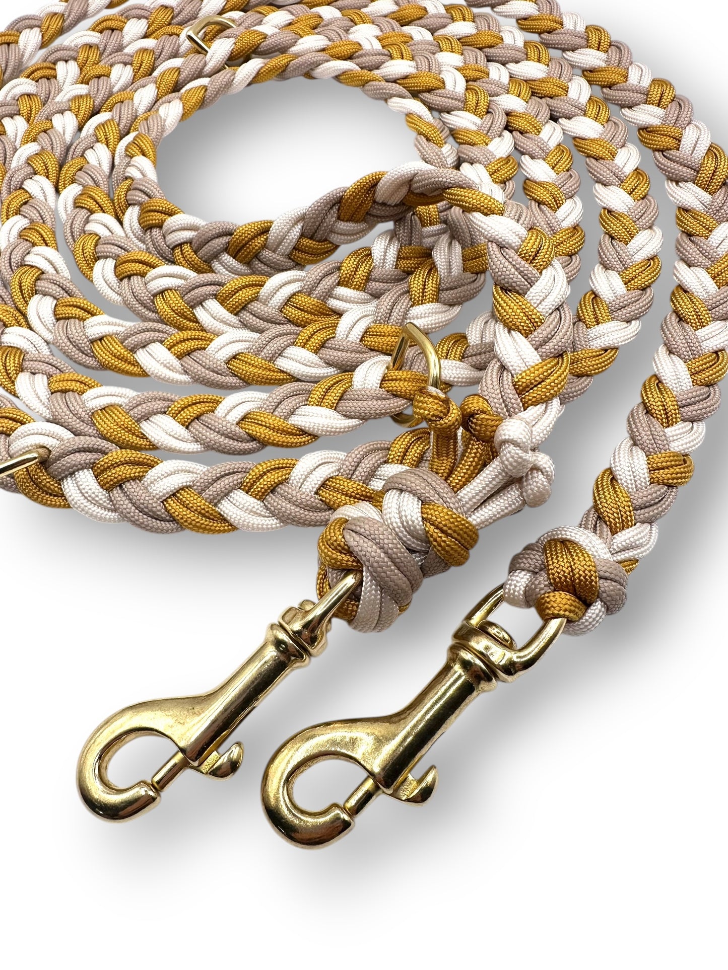 Hundeleine geflochten aus Paracord Typ 3 in den Farben Cream, Tan und Gold Rush. Mit goldenen Details