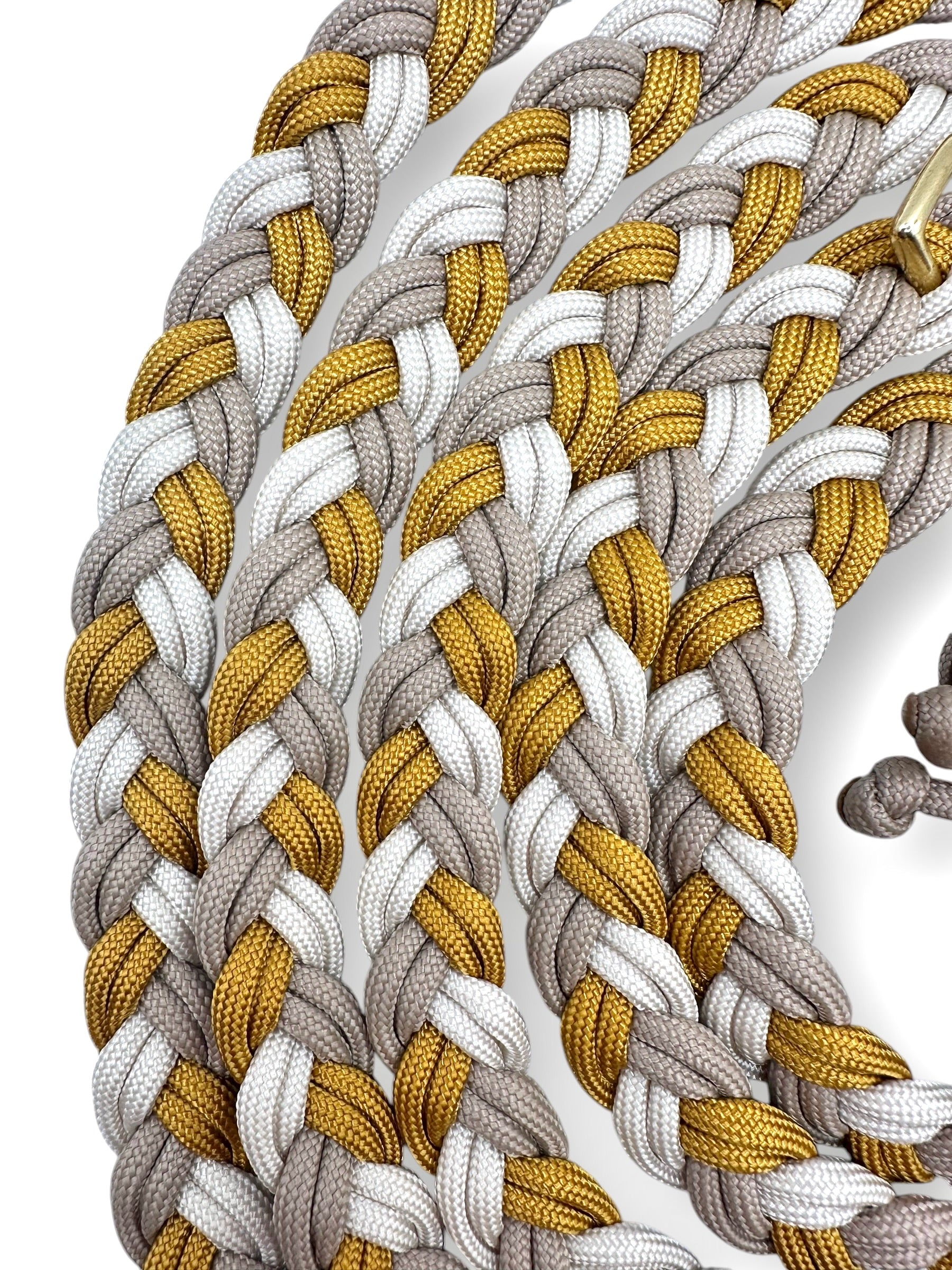 Hundeleine geflochten aus Paracord Typ 3 in den Farben Cream, Tan und Gold Rush. Mit goldenen Details. Seil