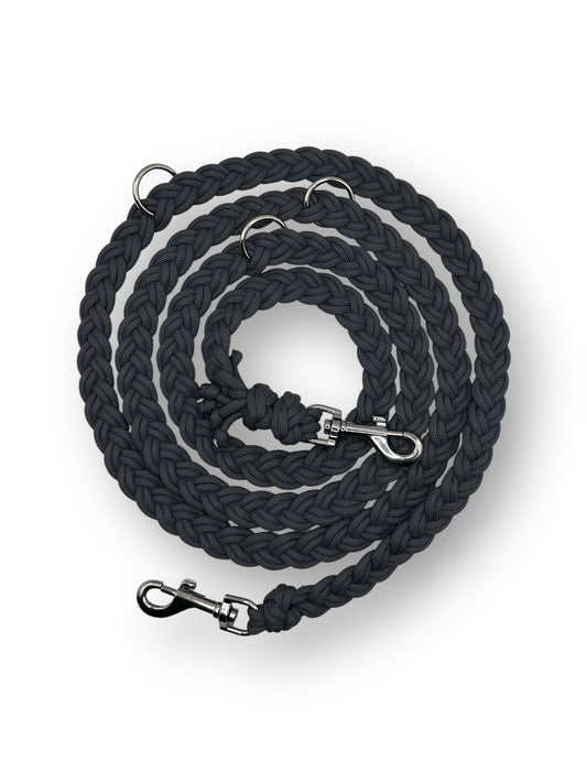 Hundeleine aus Paracord Typ 3 in grau mit silbernen Details