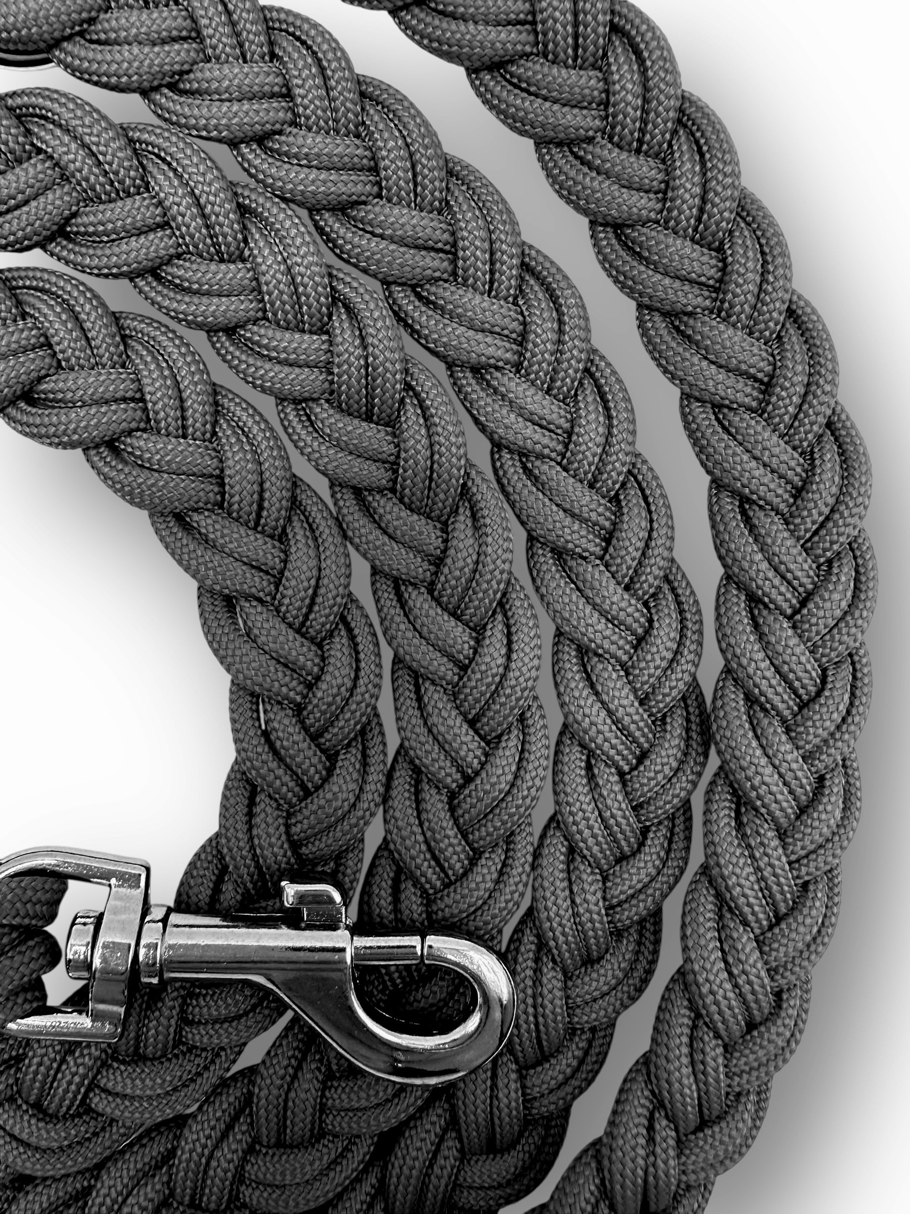 Hundeleine aus Paracord Typ 3 in grau mit silbernen Details Seil