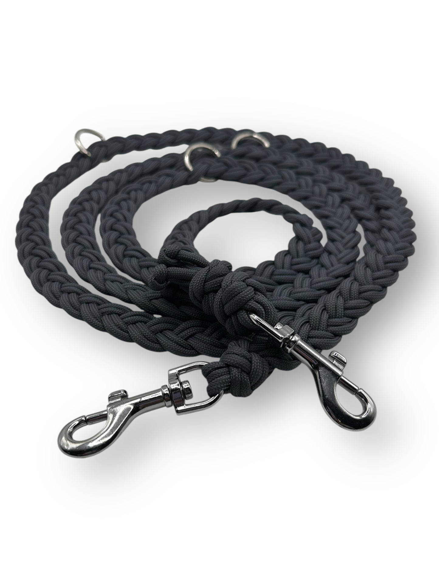 Hundeleine aus Paracord Typ 3 in grau mit silbernen Details Vorderansicht