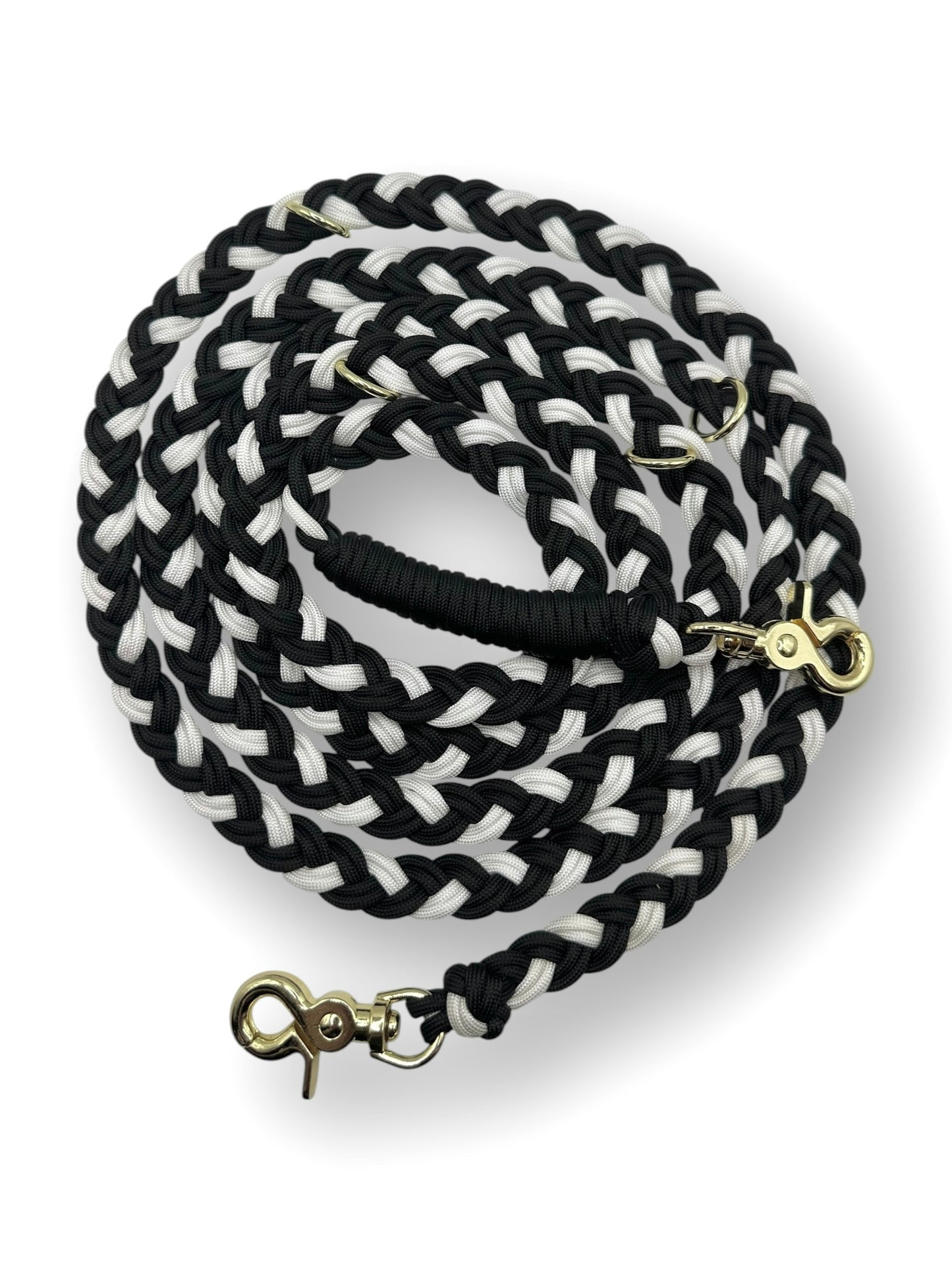 Hundeleine aus schwarzem und weißen Paracord Typ 3 geflochten mit goldenen Details in herbstlichen Farben 