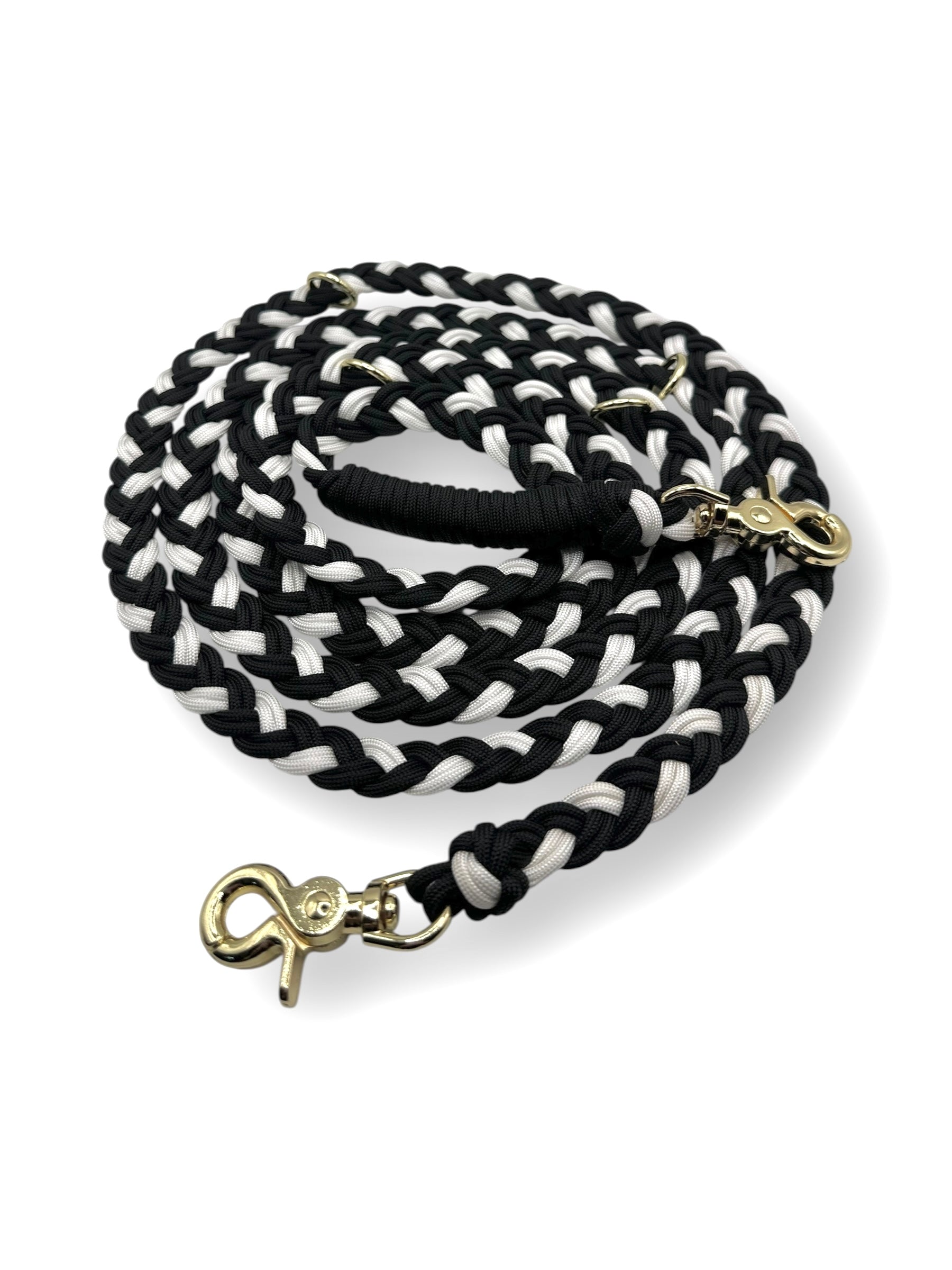 Hundeleine aus schwarzem und weißen Paracord Typ 3 geflochten mit goldenen Details in herbstlichen Farben - Gesamtansicht 