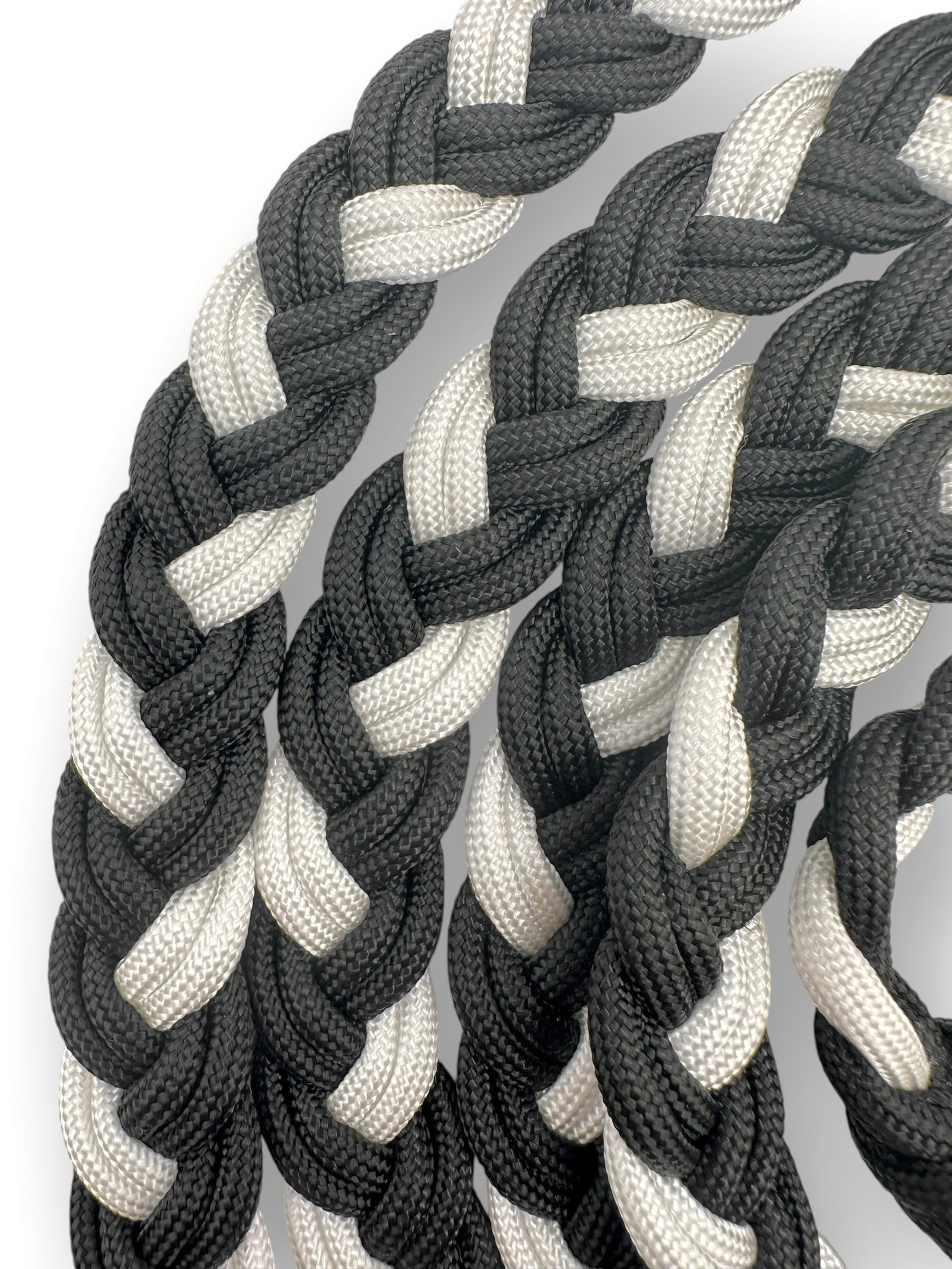 Hundeleine aus schwarzem und weißen Paracord Typ 3 geflochten mit goldenen Details in herbstlichen Farben - Nahaufnahme seil