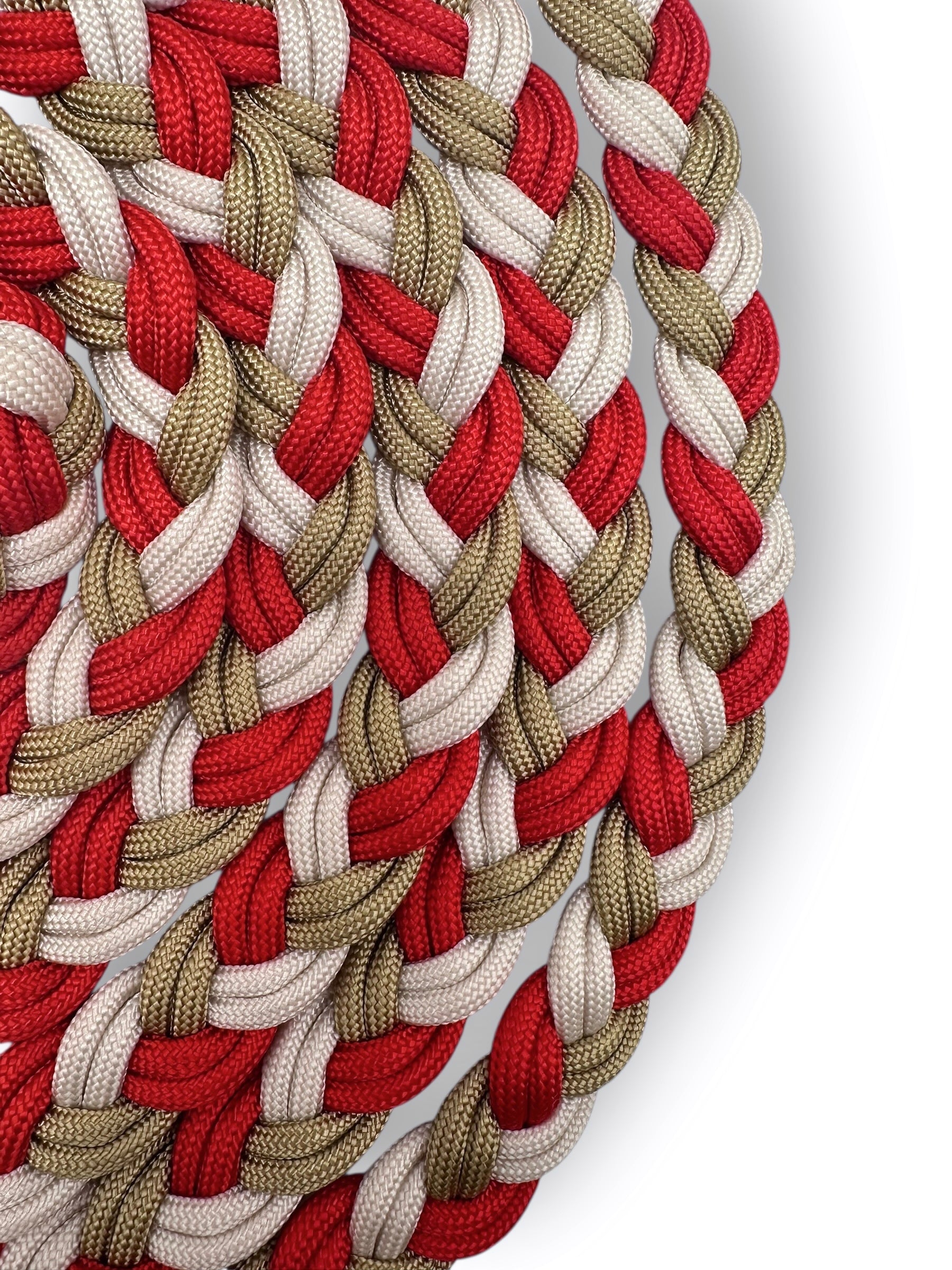 Winterhundeleine in den Farben: Rot, Gold und Weiß. Geflochten aus Seilen und eingearbeiteten Karabiner und Ringen aus Messing. Länge und verstellmöglichkeiten frei wählbar. 