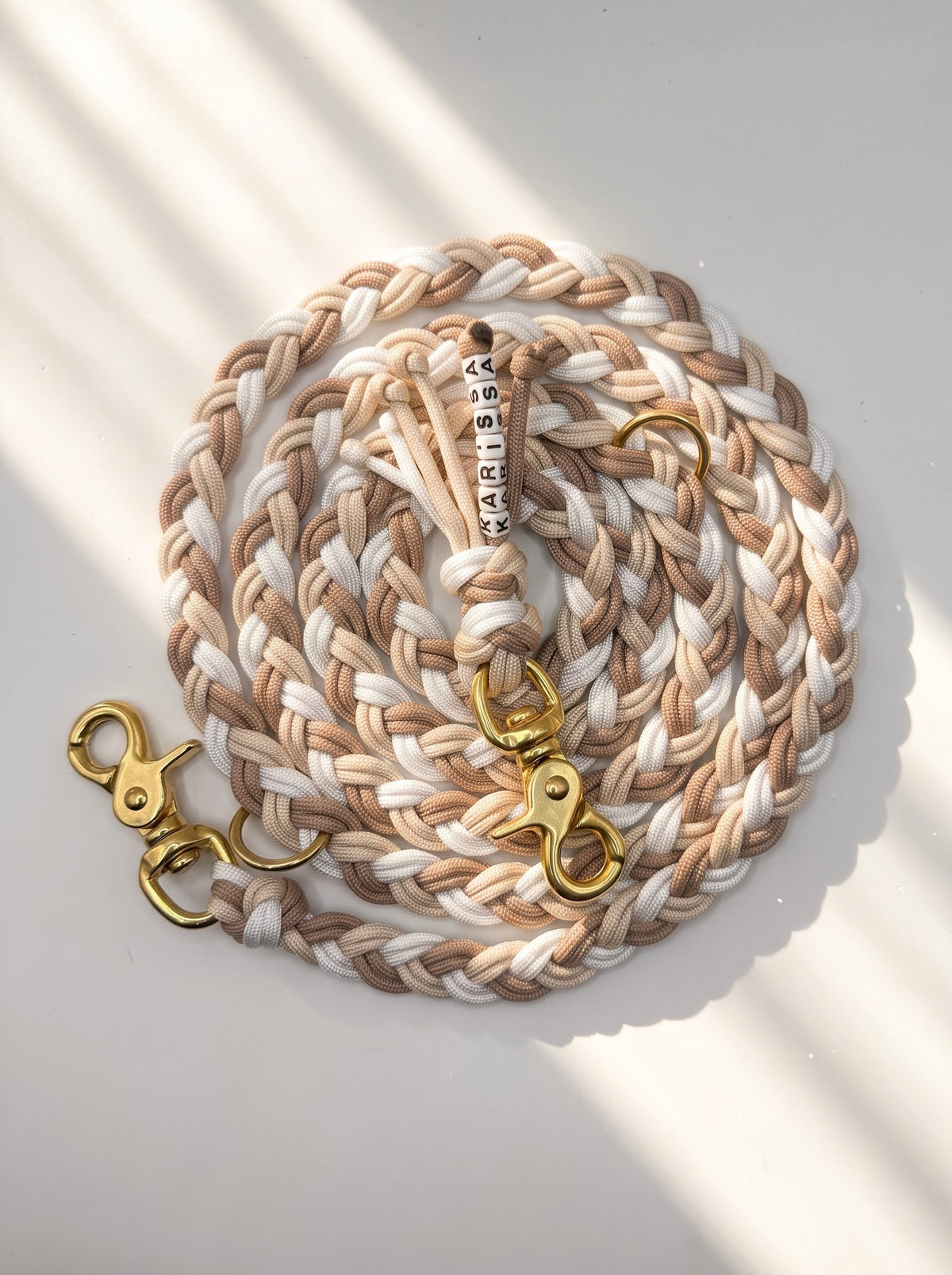 Hundeleine geflochten aus Paracord in Cream, Moccas und Snow weiß. Handgefertigt und individuell anpassbar. Gesamtansicht 