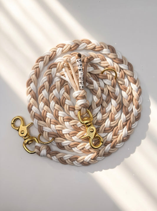 Hundeleine geflochten aus Paracord in Cream, Moccas und Snow weiß. Handgefertigt und individuell anpassbar. Gesamtansicht 