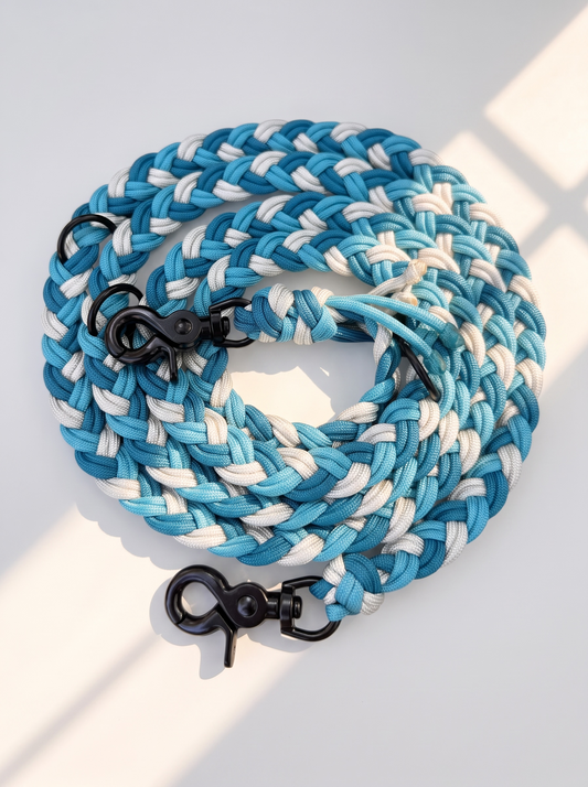 Hundeleine geflochten aus Paracord in den Farben caribbean blau, neon turquoise und silber grau. Draufsicht 