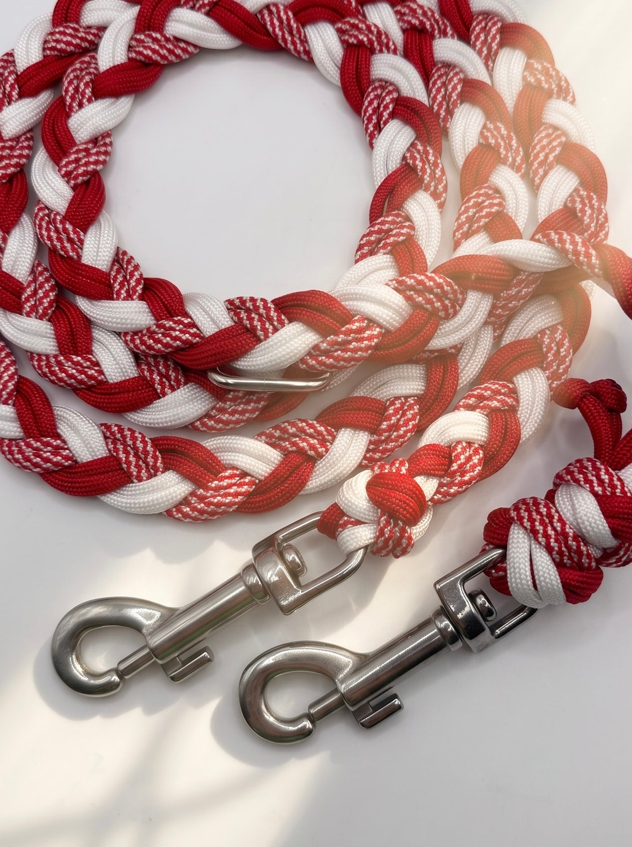 Hundeleine geflochten aus Paracord in winterlichen Farben. Weihnachtsleine in rot und weiss. Candy cane Musterung für das perfekte Weihnachtsgeschenk. Handgefertigt und individuell anpassbar. Bolzenkarabiner Silber 