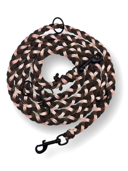 Hundeleine geflochten für kleine, mittlerenund große Hunde in braun und rosa. Geflochten aus Paracord, Beschläge in schwarz. Personalisierbar und anpassbar für jeden Hund 