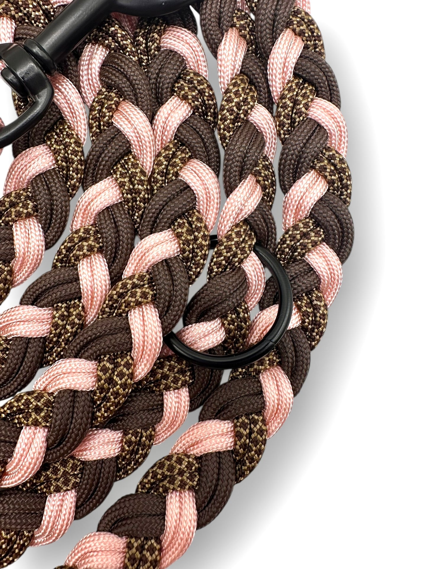 Hundeleine geflochten für kleine, mittlerenund große Hunde in braun und rosa. Geflochten aus Paracord, Beschläge in schwarz. Personalisierbar und anpassbar für jeden Hund 