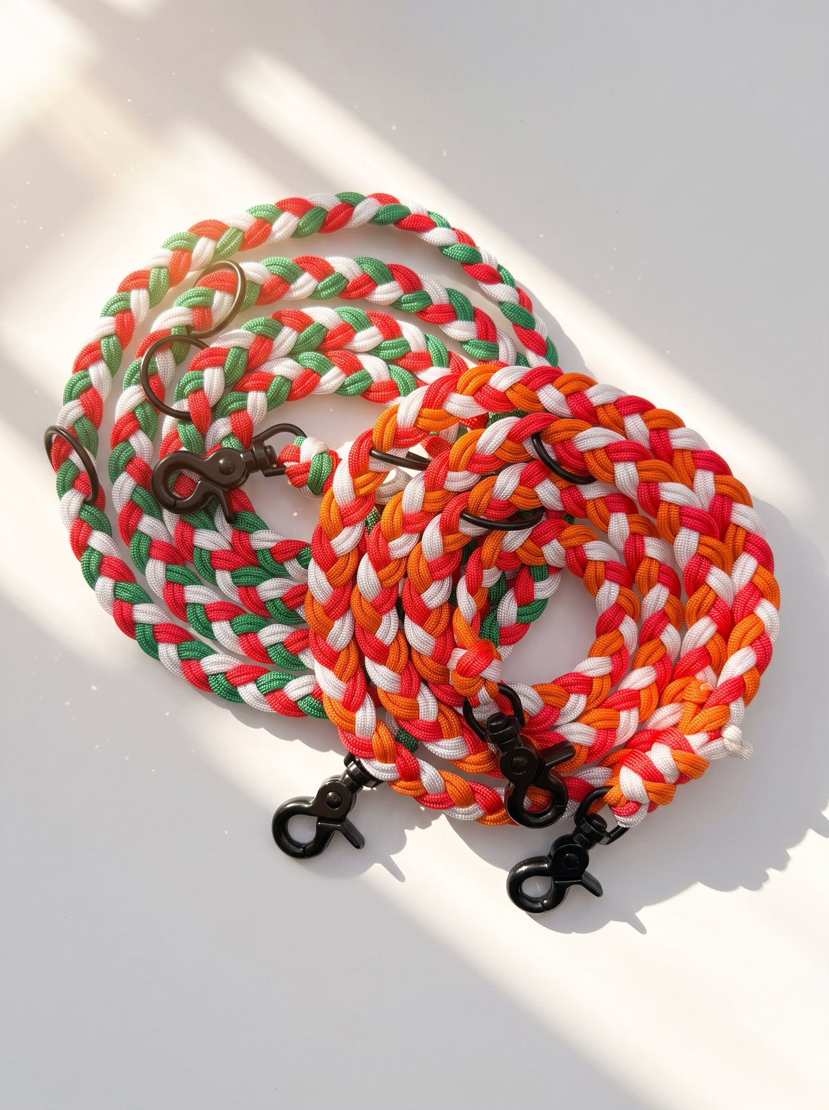 Paracordleine geflochten aus Tau in den Farben gruen pink und weiß. Mit schwarzen Beschlägen. Farbenfrohe individuell anpassbare Hundeleine. Passende leine in orange 