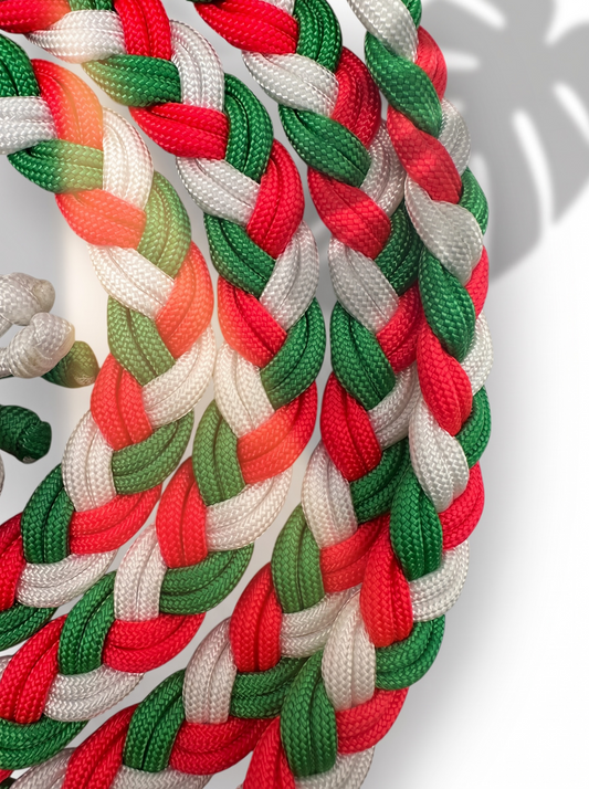 Paracordleine geflochten aus Tau in den Farben gruen pink und weiß. Mit schwarzen Beschlägen. Farbenfrohe individuell anpassbare Hundeleine. Details flechtung 