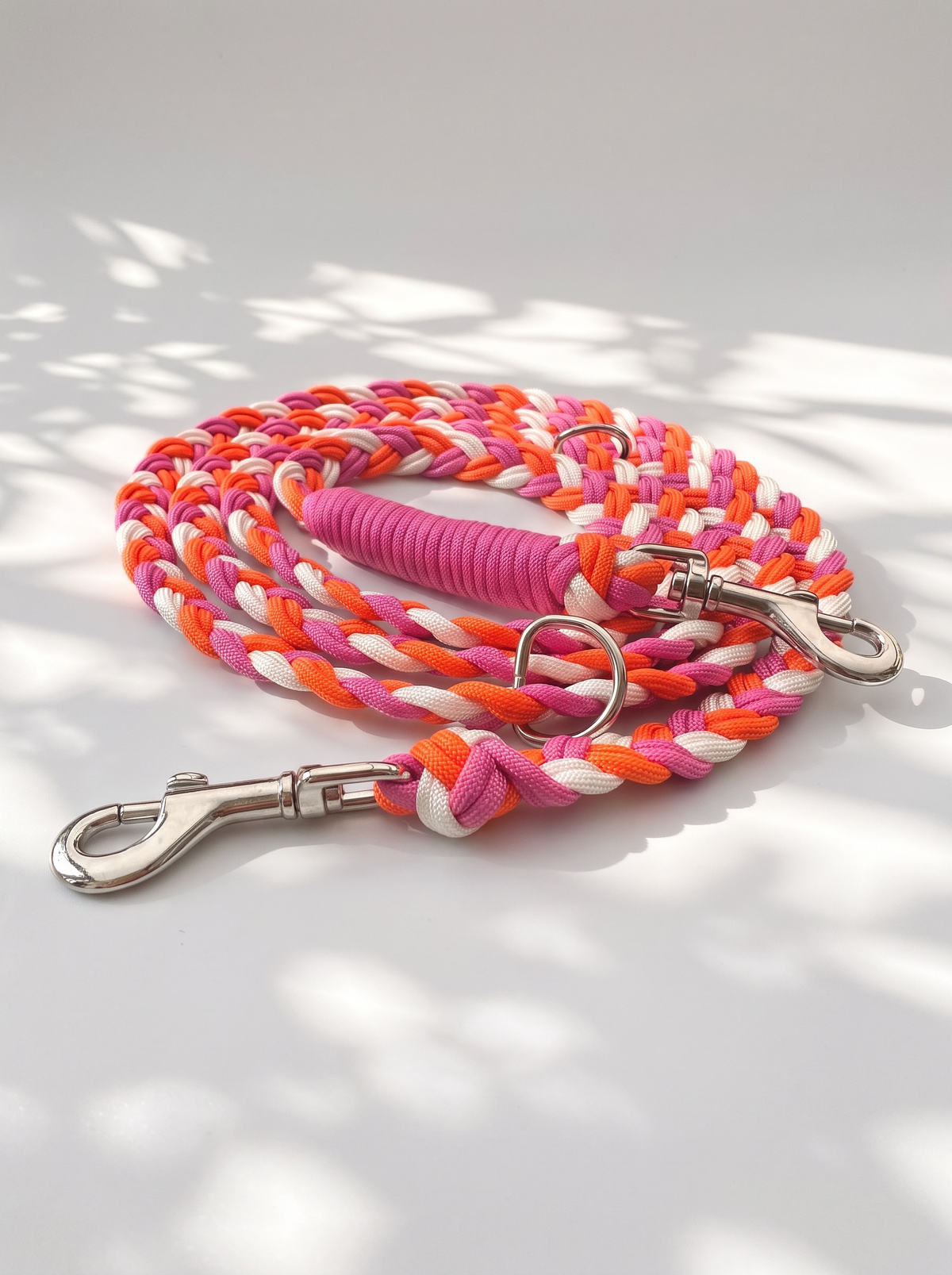 Hundeleine aus Paracord geflochten in den Farben Sunset Orange, bubble gum Rosa und Weiß - Bolzenkarabiner Silber 