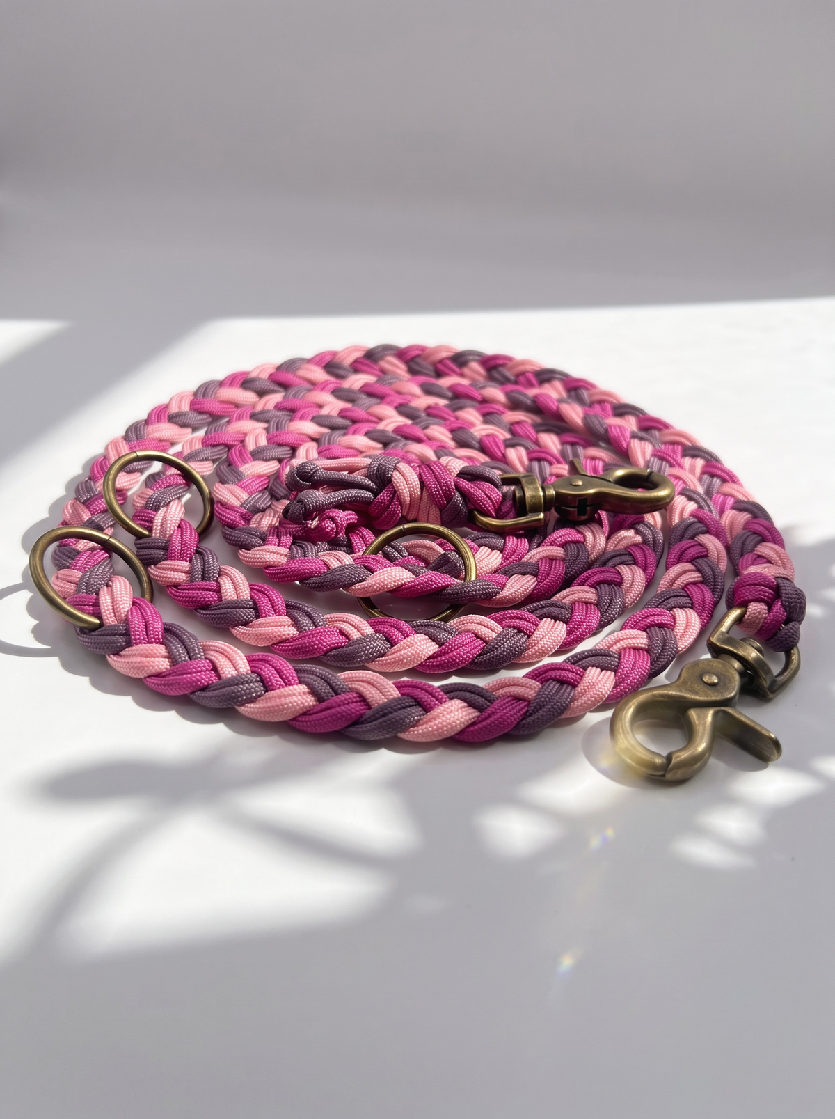 Hundeleine geflochten aus Parcord in den Farben Passion rosa, marvelous mauve & pastel Rosa. Scherenkarabiner antik gold 
