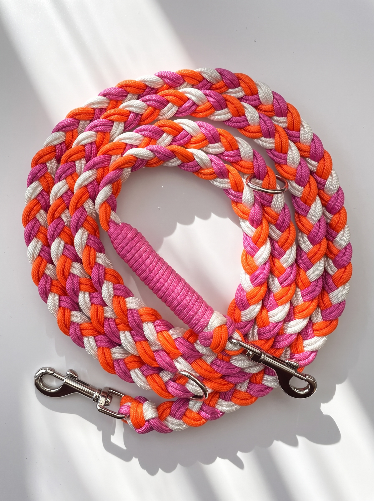 Hundeleine aus Paracord geflochten in den Farben Sunset Orange, bubble gum Rosa und Weiß - gesamtansicht