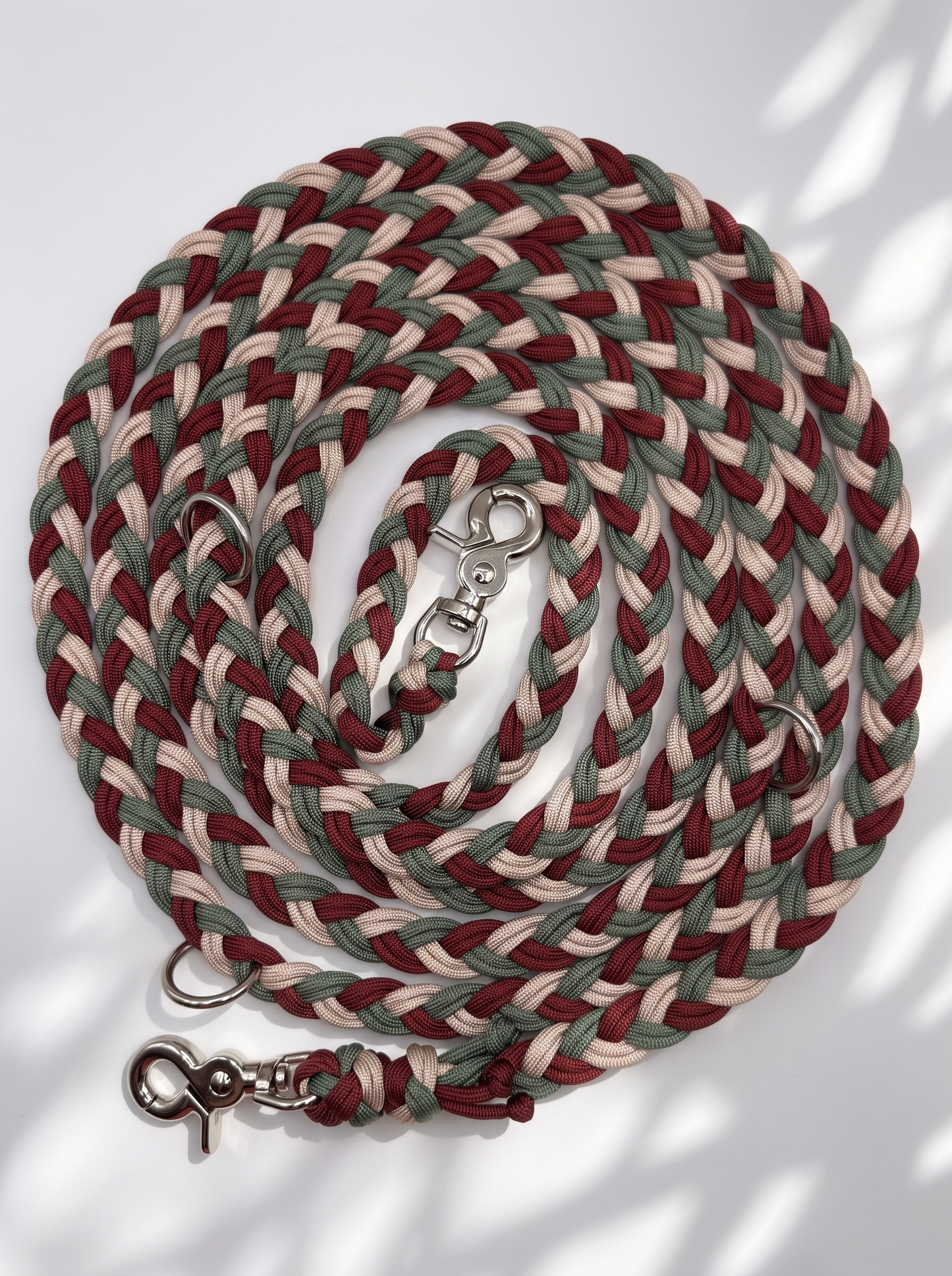 Hundeleine aus Paracord geflochten in grün, rot und beige. Handgefertigt und individuell anpassbar. Draufsicht 