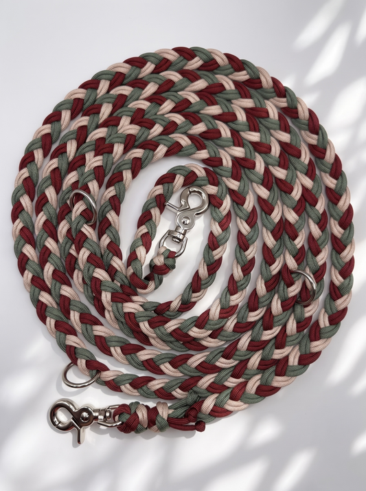 Hundeleine aus Paracord geflochten in grün, rot und beige. Handgefertigt und individuell anpassbar. Draufsicht 