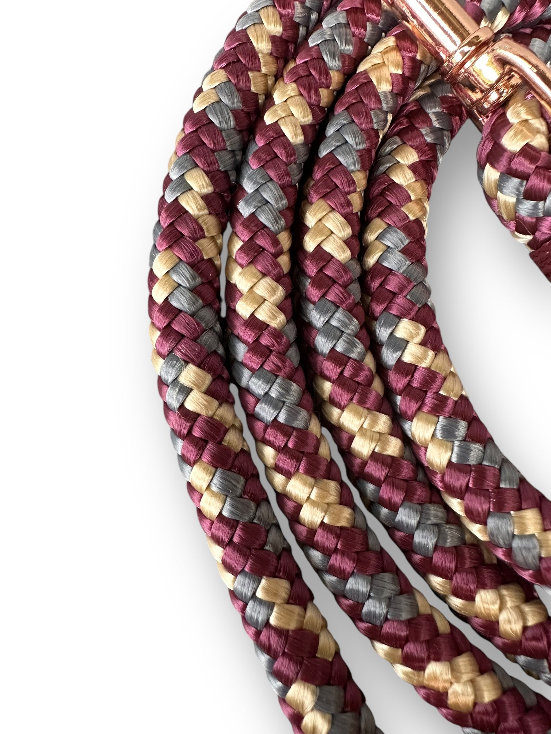 Hundeleine aus 10mm Tau in der Farbe class’s Bordeaux mit Aubergine Umwickelung und rosè farbenen Details - Detail Ansicht seil