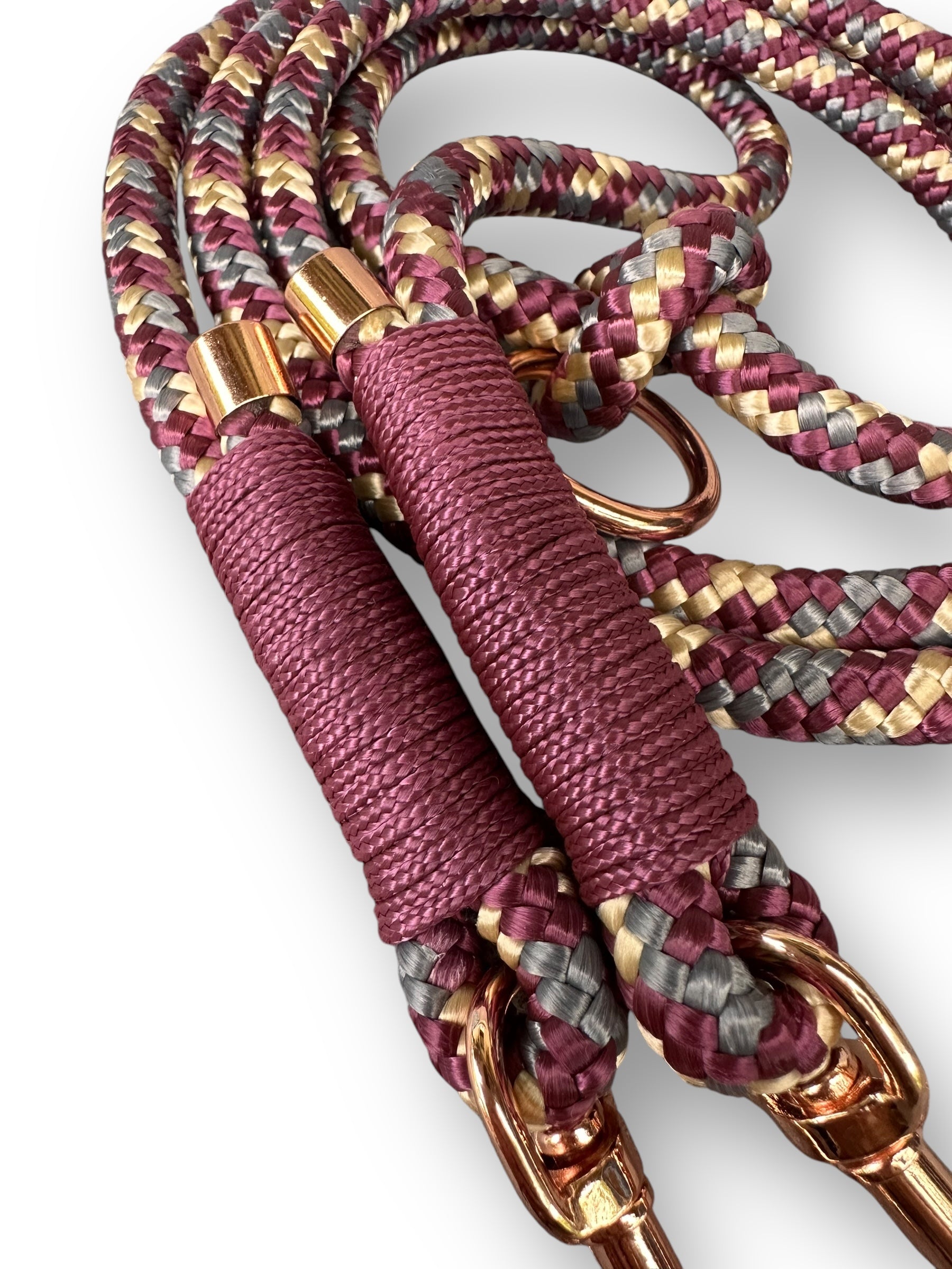 Hundeleine aus 10mm Tau in der Farbe class’s Bordeaux mit Aubergine Umwickelung und rosè farbenen Details - Detail Ansicht Umwickelung 