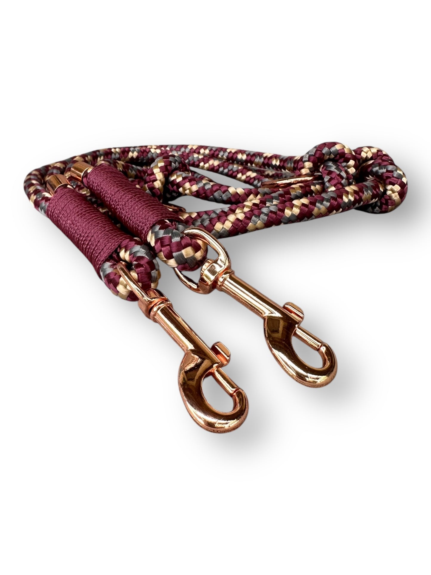 Hundeleine aus 10mm Tau in der Farbe class’s Bordeaux mit Aubergine Umwickelung und rosè farbenen Details - Gesamtansicht