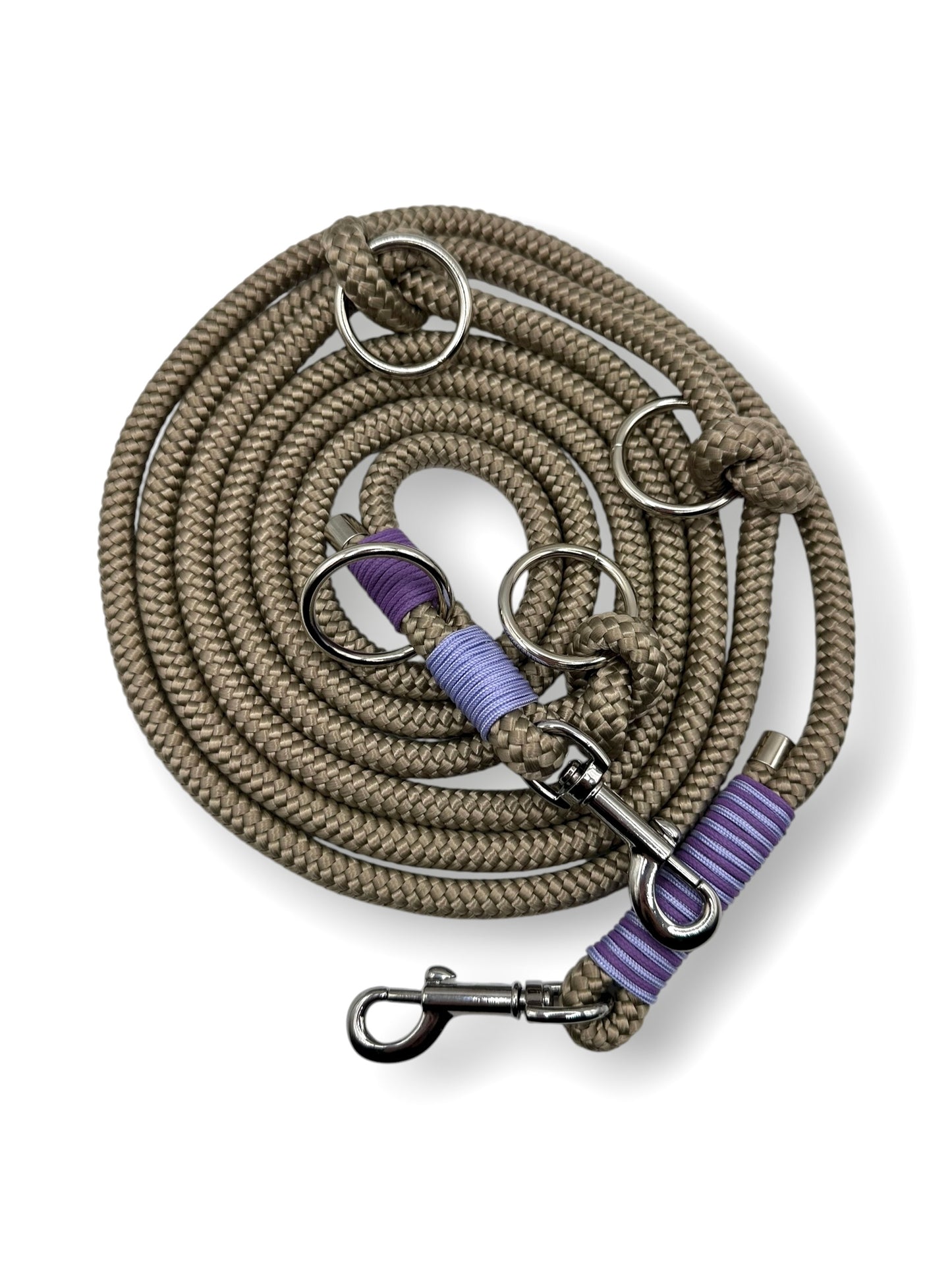 Hundeleine aus 10mm starken Tau in der Farbe Tan mit Lilianen Details. Silberne Karabiner und O-Ringe. Draufsicht