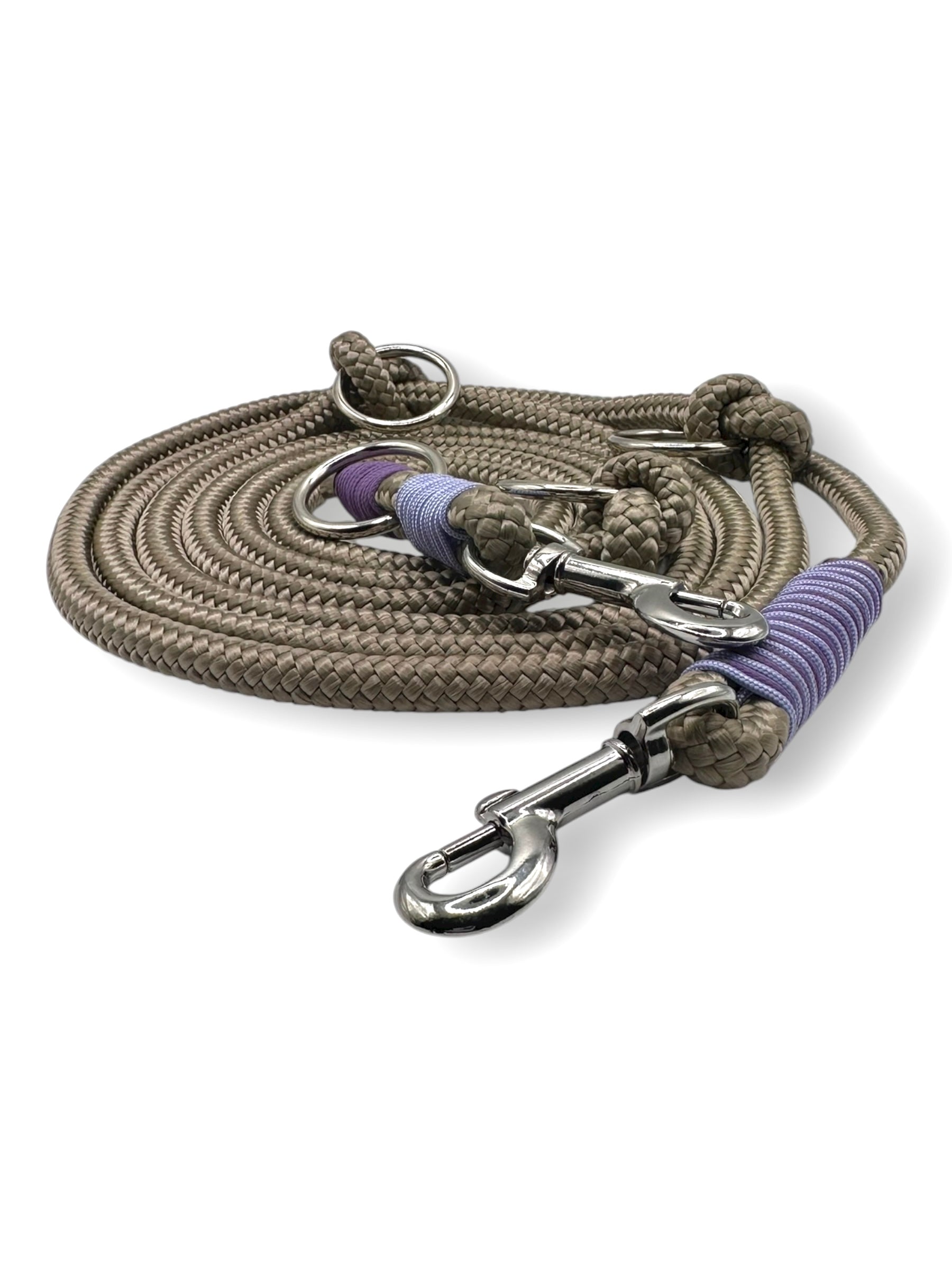 Hundeleine aus 10mm starken Tau in der Farbe Tan mit Lilianen Details. Silberne Karabiner und O-Ringe.