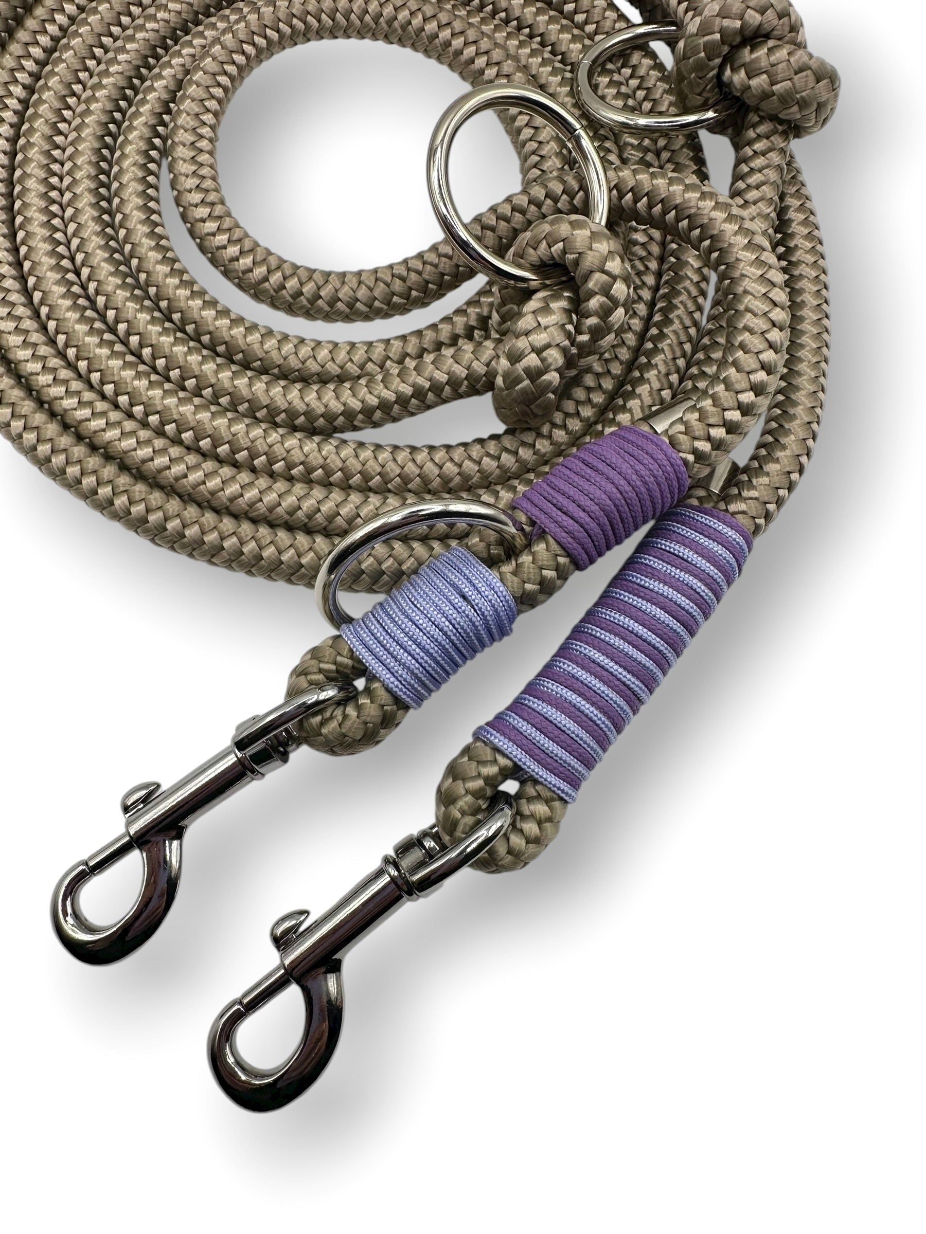 Hundeleine aus 10mm starken Tau in der Farbe Tan mit Lilianen Details. Silberne Karabiner und O-Ringe. Nahaufnahme Umwickelung 
