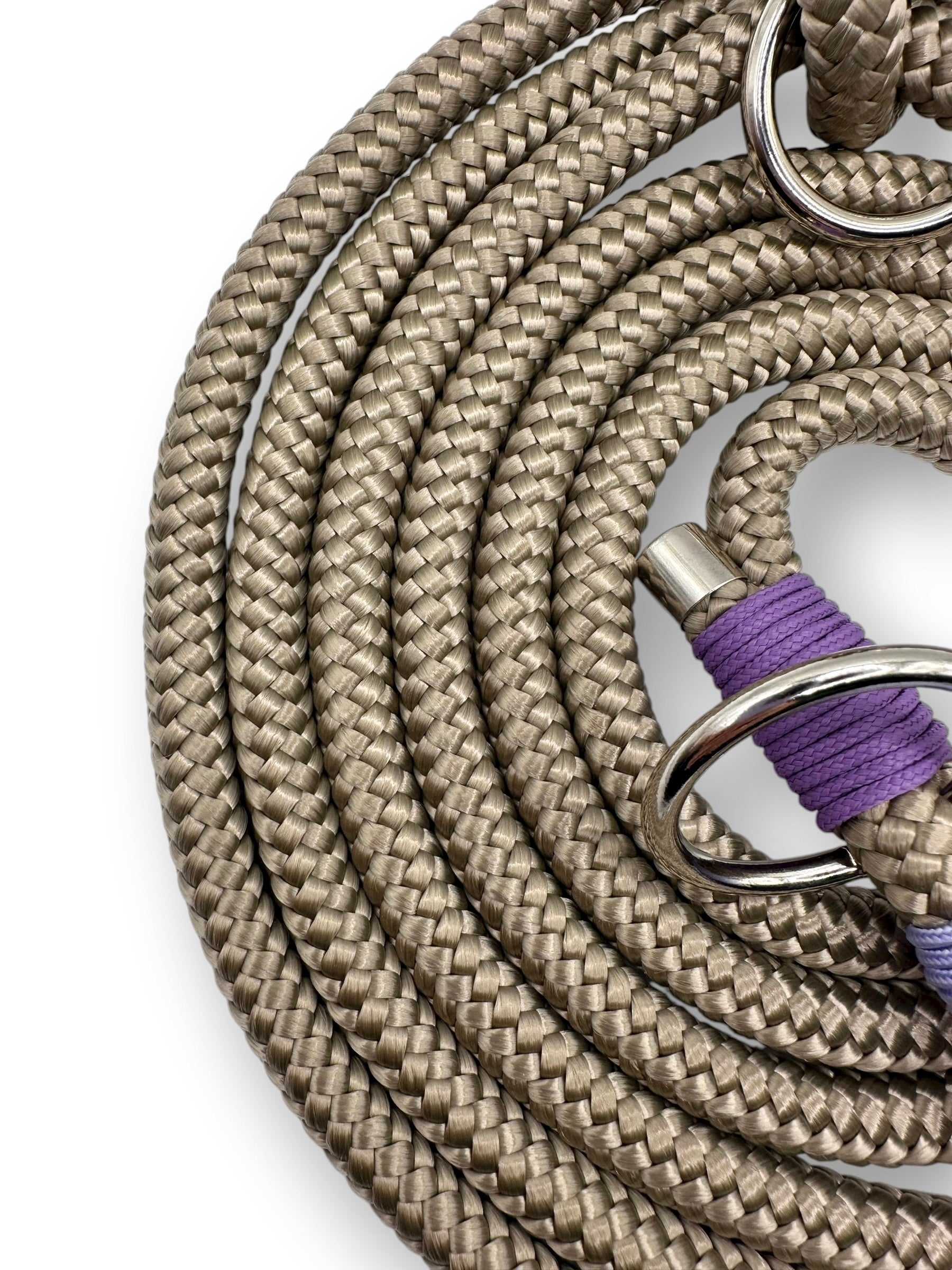 Hundeleine aus 10mm starken Tau in der Farbe Tan mit Lilianen Details. Silberne Karabiner und O-Ringe. Nahaufnahme seil