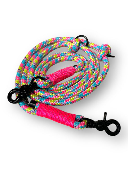 Hundeleine aus 10mm dickem Tau aus dem Seil bubble gum in bunten Farben mit neon rosa reflektierenden Details - Draufsicht
