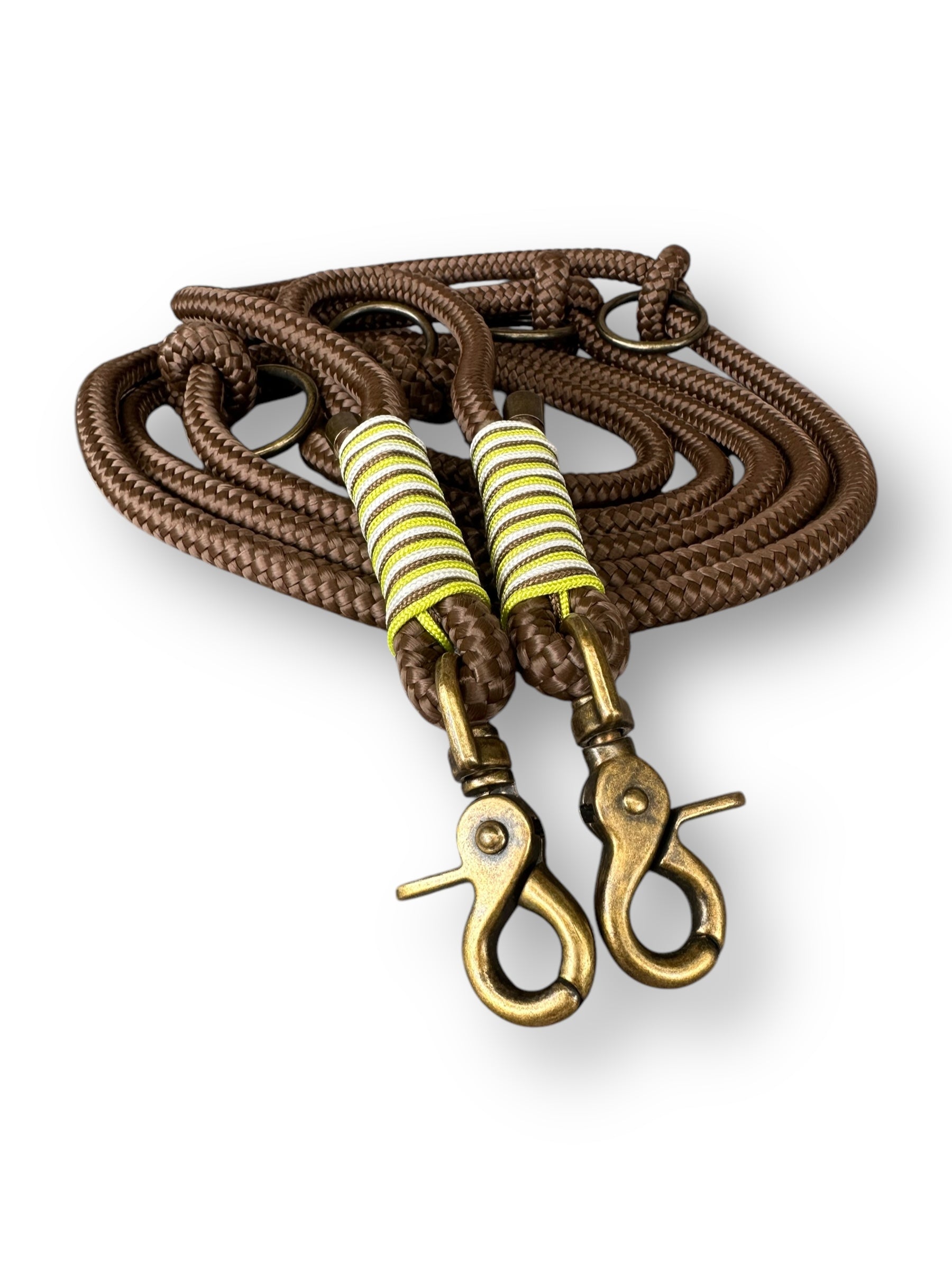 Hundeleine aus 10mm Tau in der Farbe dunkelbraun mit lime und weißer Umwickelung und Antik goldenen Details - Vorderansicht