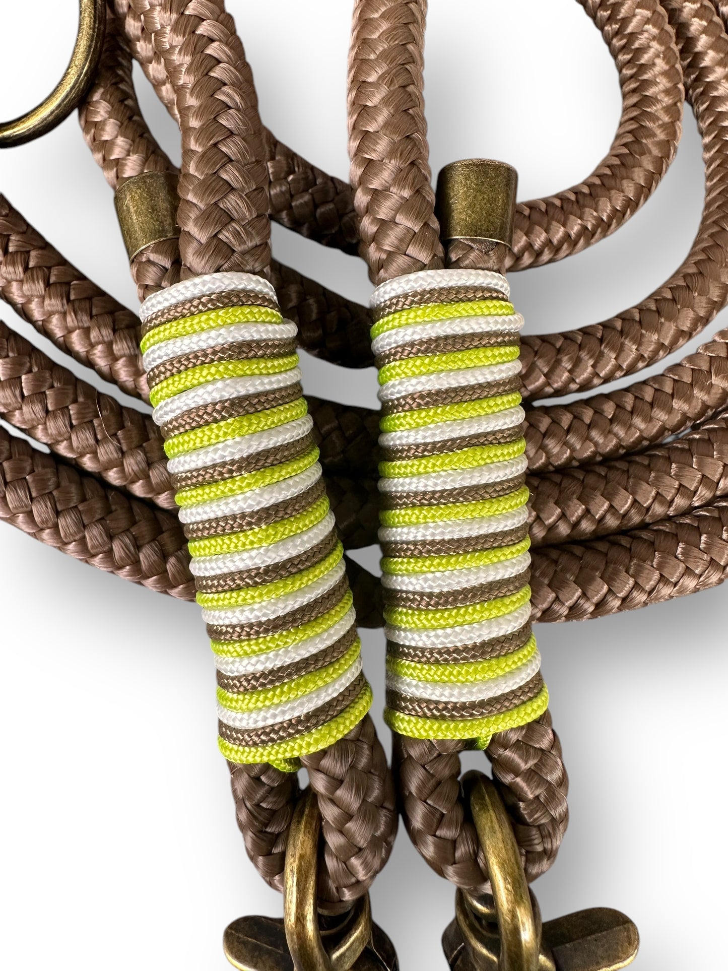 Hundeleine aus 10mm Tau in der Farbe dunkelbraun mit lime und weißer Umwickelung und Antik goldenen Details - Umwickelung 