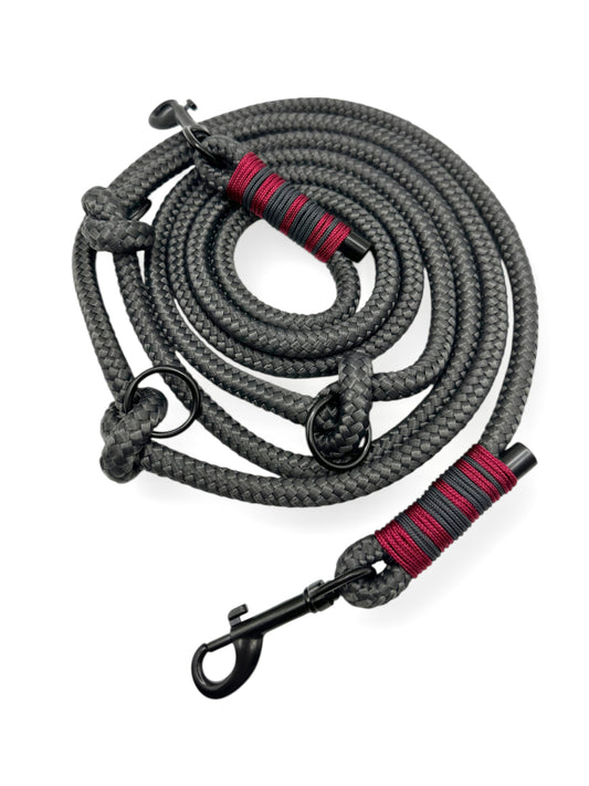 Hundeleine aus 10mm starken Tau in der Farbe charcoal Grau mit Bordeaux Details.