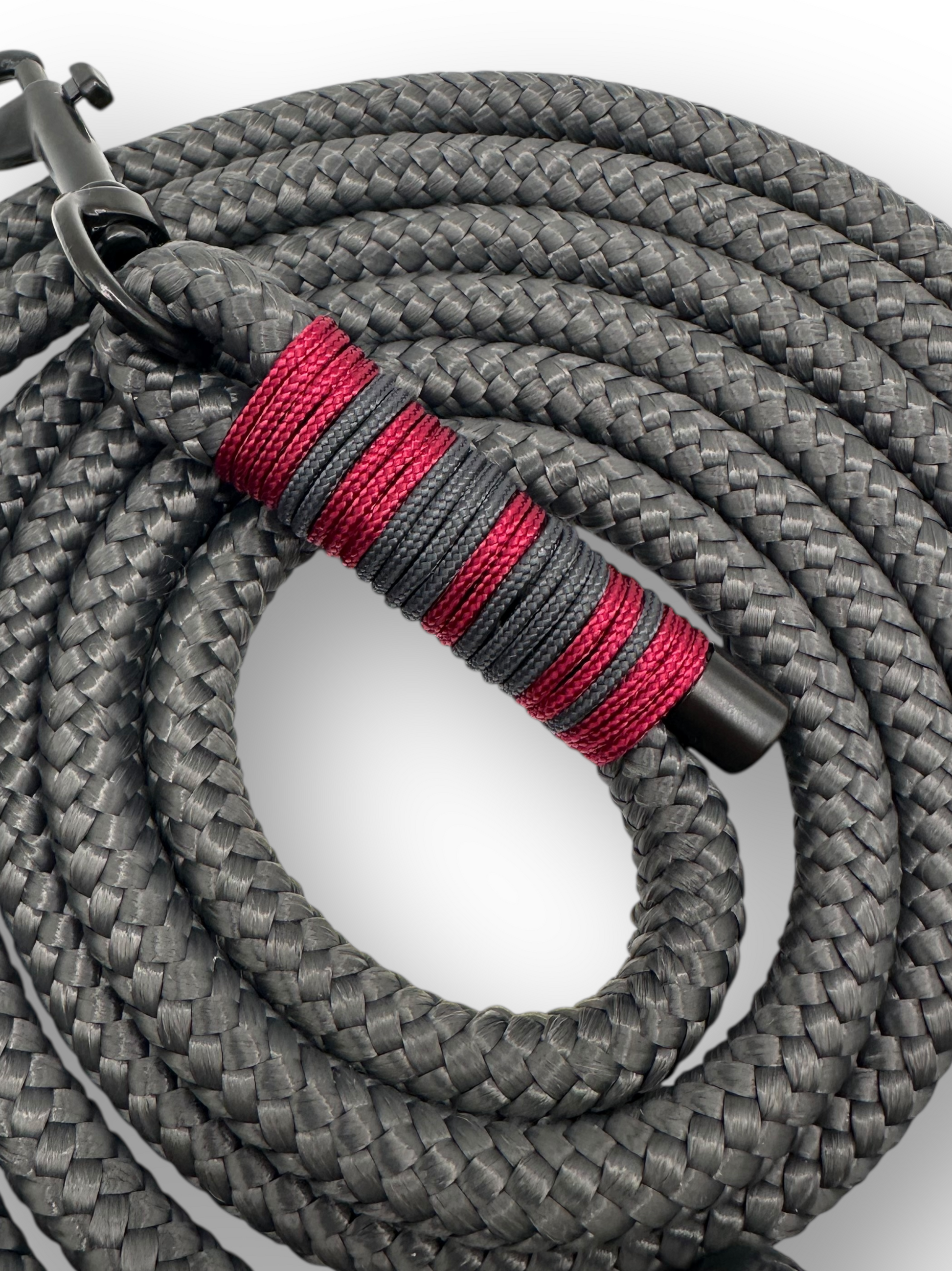 Hundeleine aus 10mm starken Tau in der Farbe charcoal Grau mit Bordeaux Details.