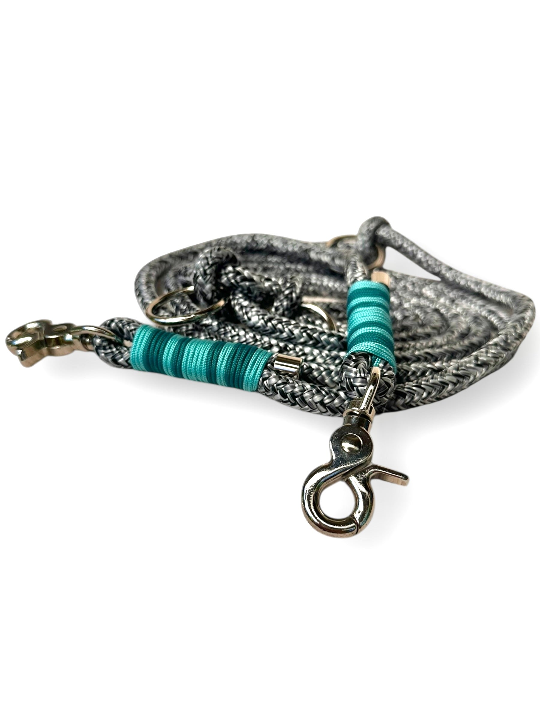 Hundeleine aus 10mm dickem Tau in den Farben grau, weiß, schwarz und türkis, mit silbernen Details 