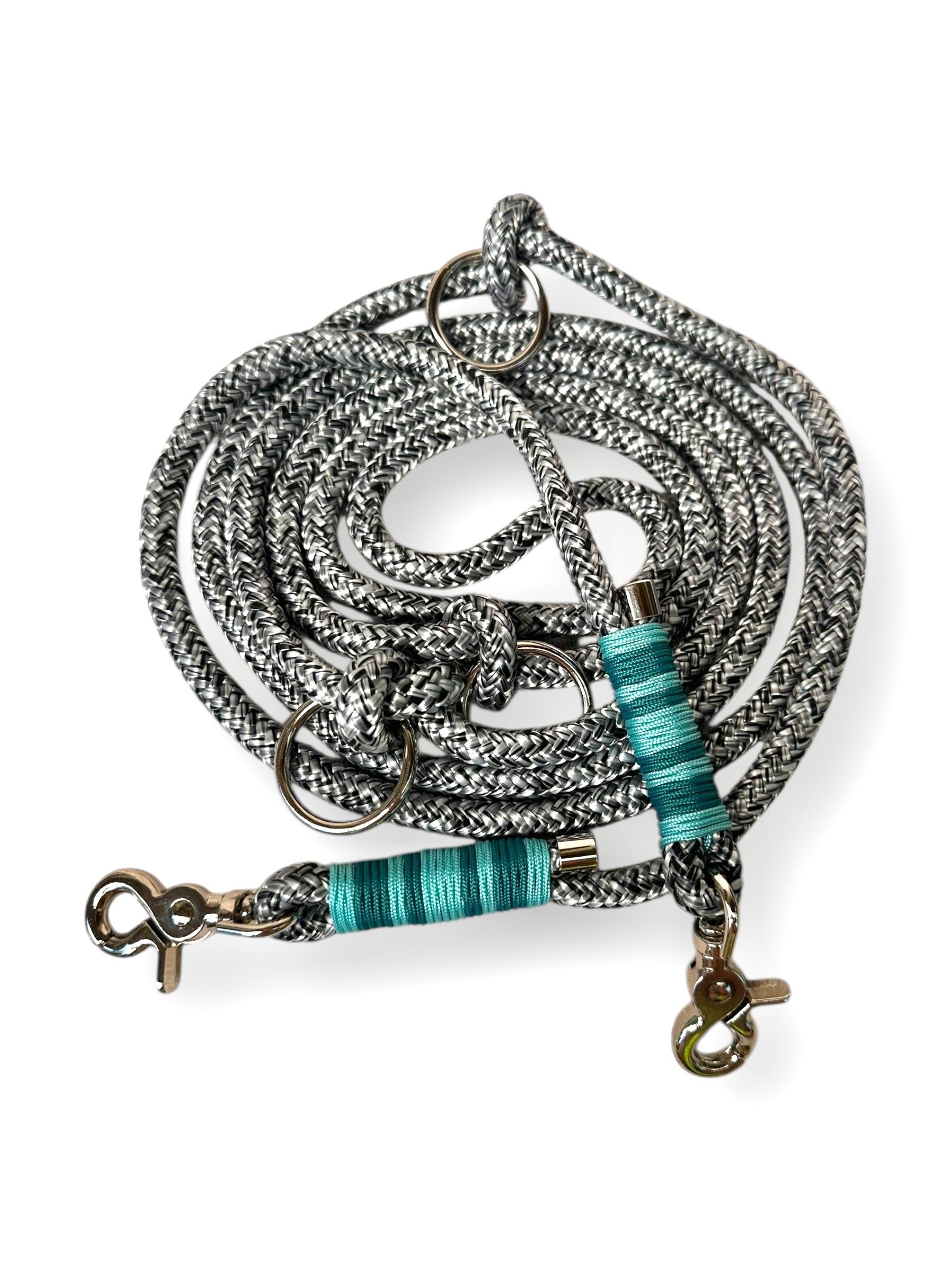 Hundeleine aus 10mm dickem Tau in den Farben grau, weiß, schwarz und türkis, mit silbernen Details - Gesamtansicht 