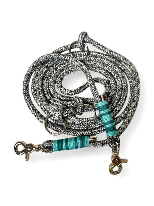 Hundeleine aus 10mm dickem Tau in den Farben grau, weiß, schwarz und türkis, mit silbernen Details - Gesamtansicht 