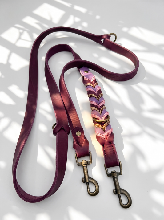 Lederleine geflochten Beere und Orchidee mit Antik Bolzenkarabiner. Handgefertigt und individuell anpassbar.
