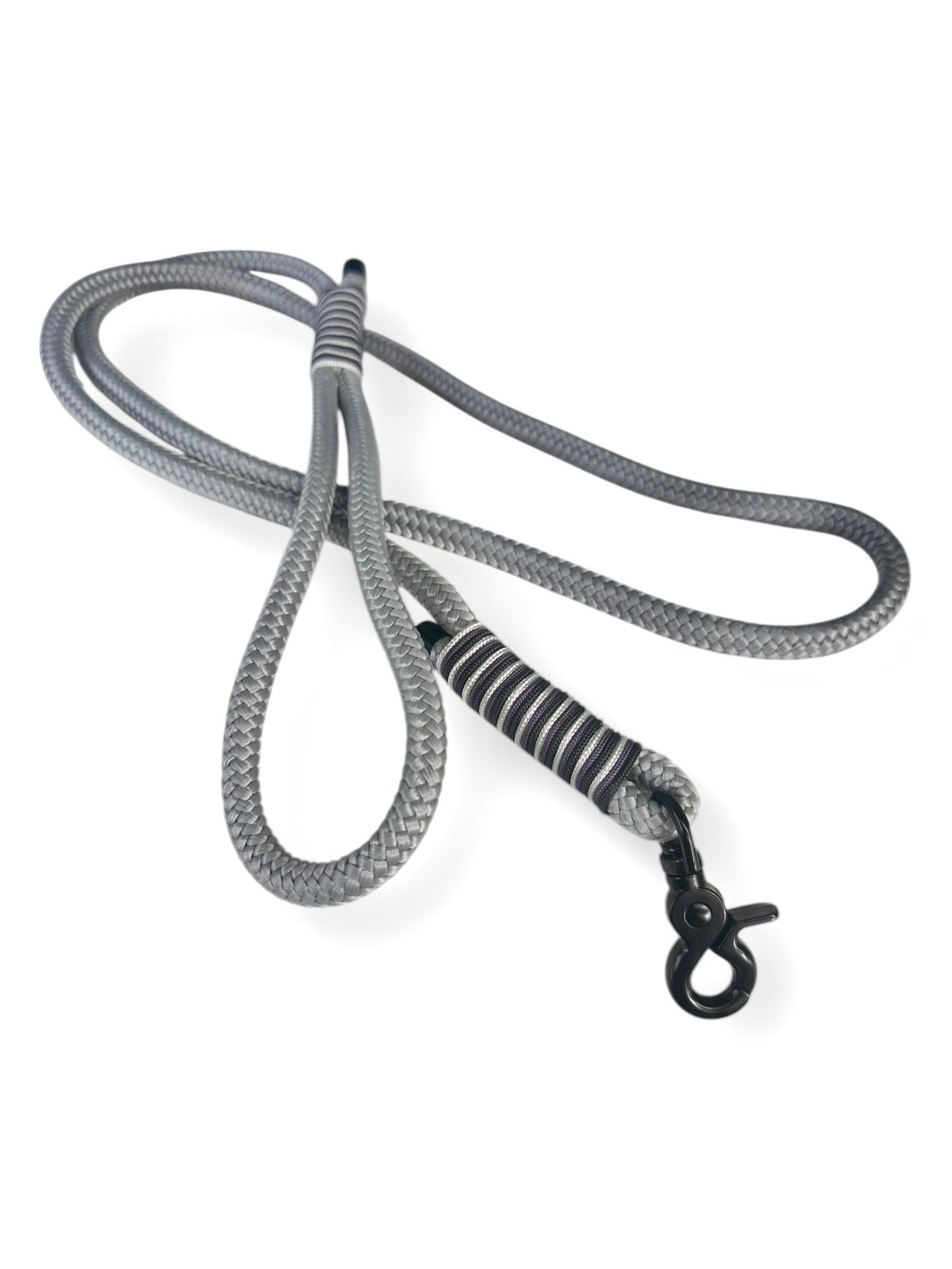 Hundeleine mit Handschlaufe in cement grau mit lila und schwarzen Details - Gesamtansicht 