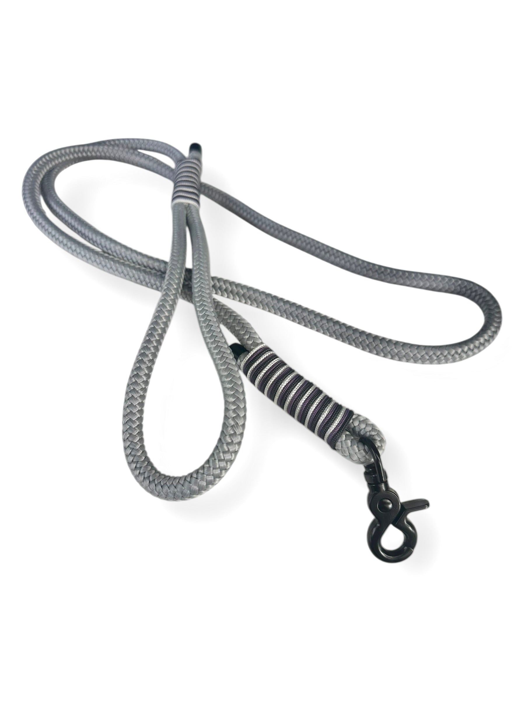 Hundeleine mit Handschlaufe in cement grau mit lila und schwarzen Details - Gesamtansicht 
