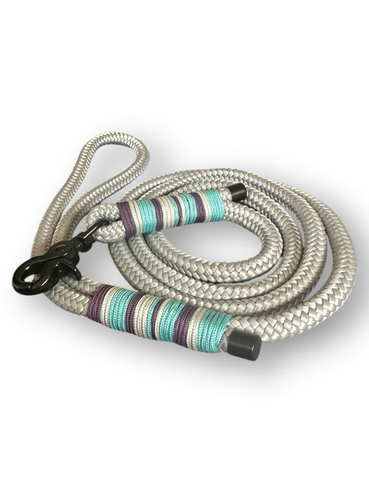 Hundeleine mit fester handschlaufeaus 10mm dickem Tau in den Farben grau, lila und blau mit schwarzem Details 
