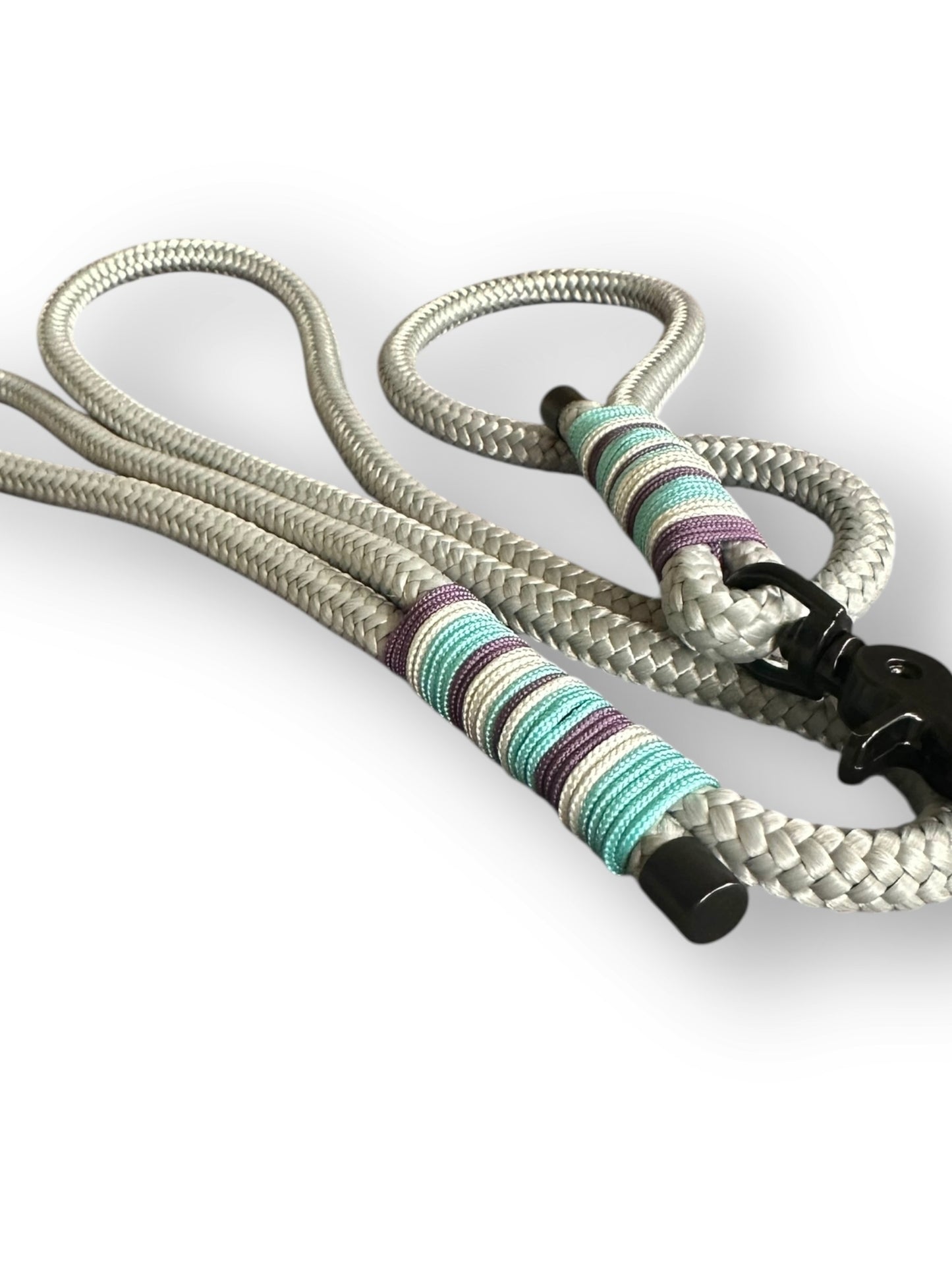 Hundeleine mit fester handschlaufeaus 10mm dickem Tau in den Farben grau, lila und blau mit schwarzem Details - Gesamtansicht