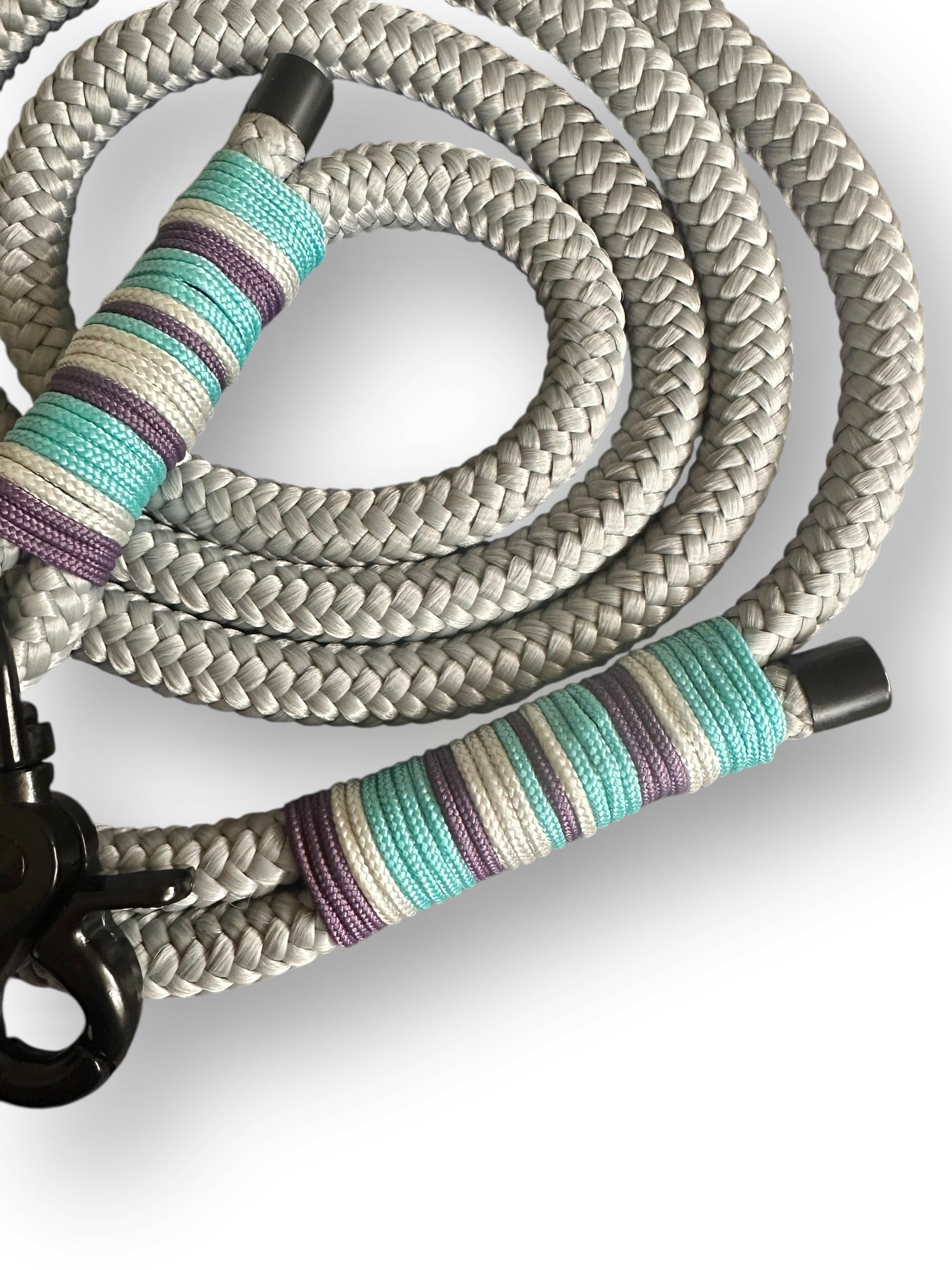 Hundeleine mit fester handschlaufeaus 10mm dickem Tau in den Farben grau, lila und blau mit schwarzem Details - Umwickelung 