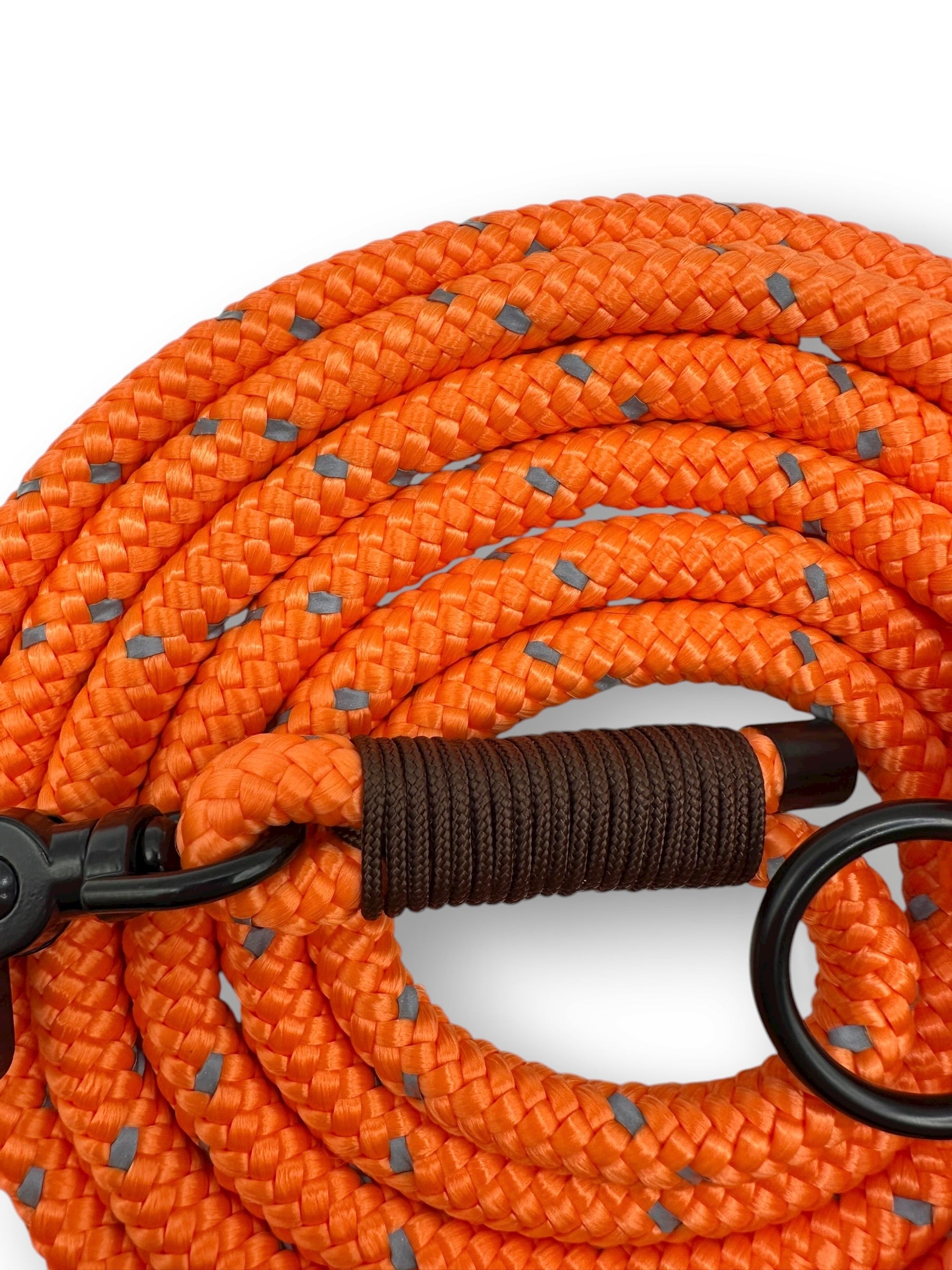 Hundeleine aus 10mm starken Tau in Neon orange mit reflektierenden Details - perfekt für den Herbst und Winter. Nahaufnahme seil