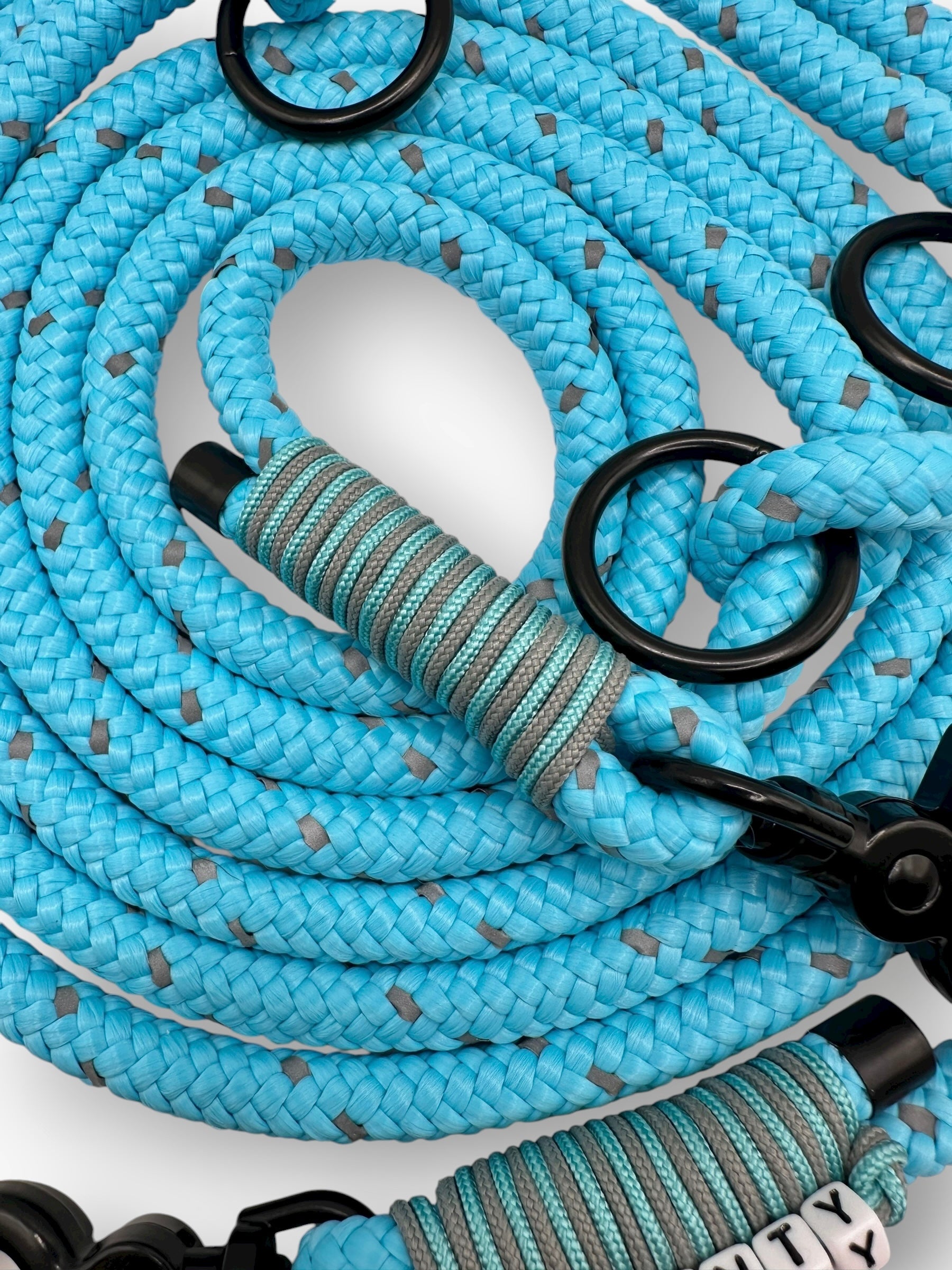 Hundeleine 10mm stark aus Tau mit reflektierenden Details in Türkis. Perfekt für den Herbst und Winter geeignete. Nahaufnahme seil