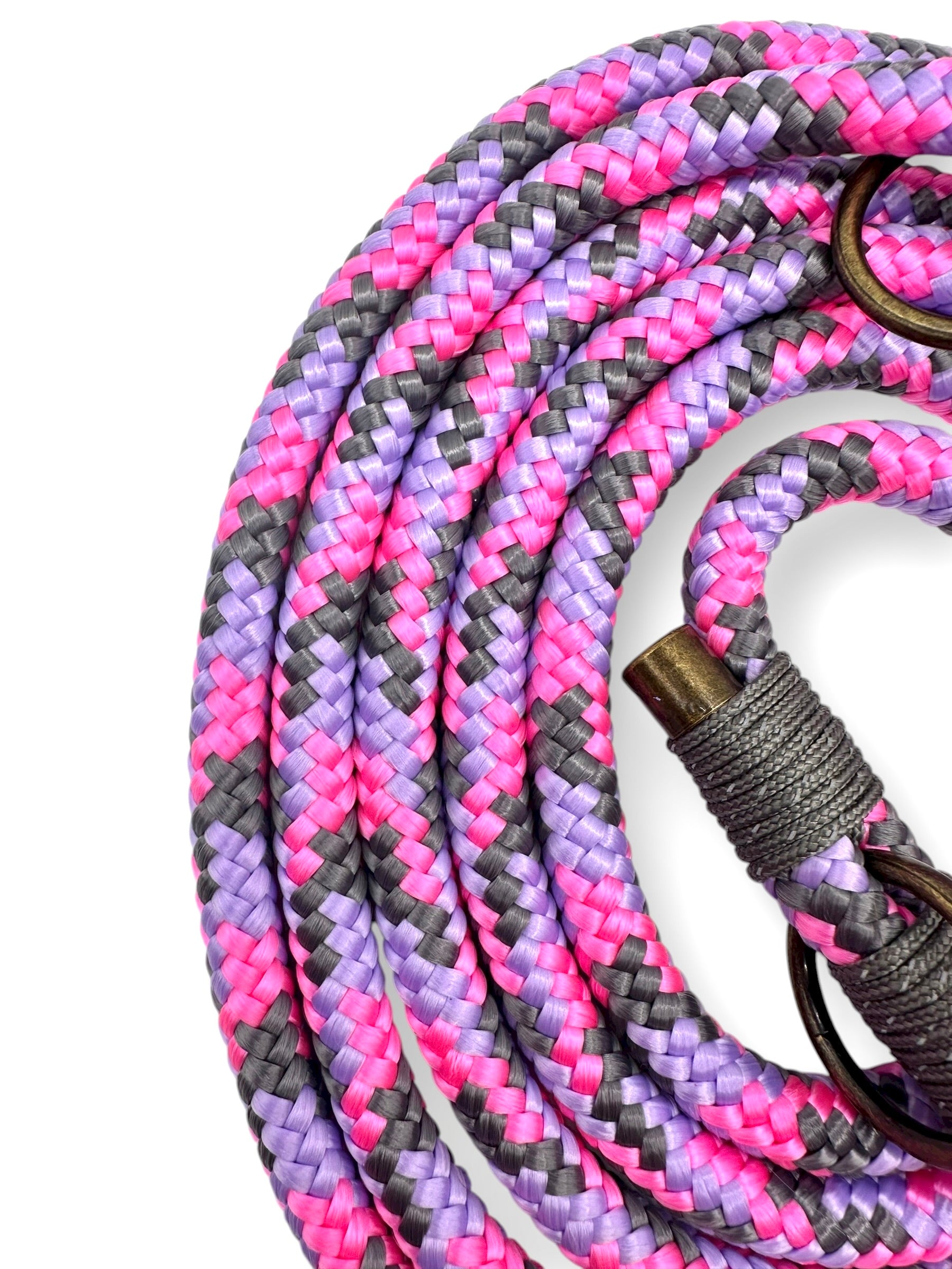 Hundeleine aus 10mm starken Tau mit reflektierender Umwicklung in den Farben rosa, lila und grau. Perfekt für einen Herbstspaziergang. Seil