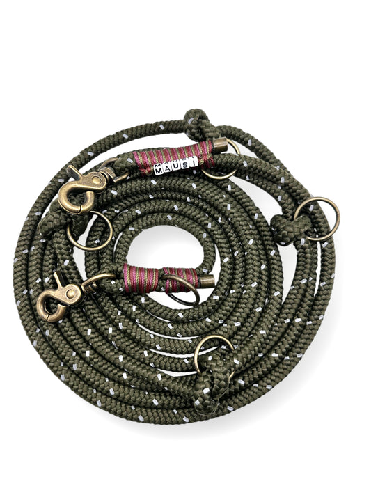 Hundeleine mit reflektierenden Details in der Farbe Olive grün. Personalisierbar und Länge anpassbar. 