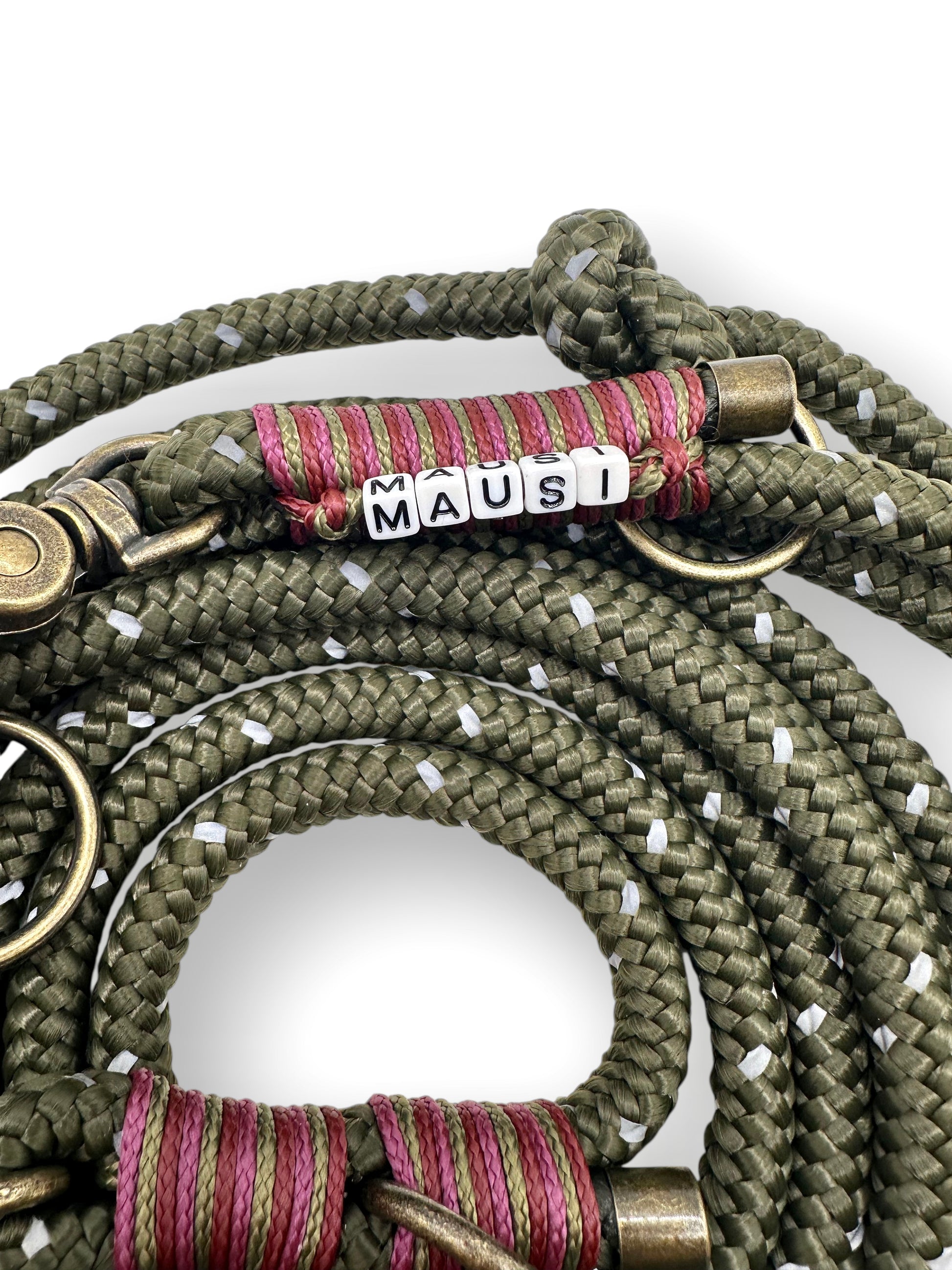 Hundeleine mit reflektierenden Details in der Farbe Olive grün. Personalisierbar und Länge anpassbar. 